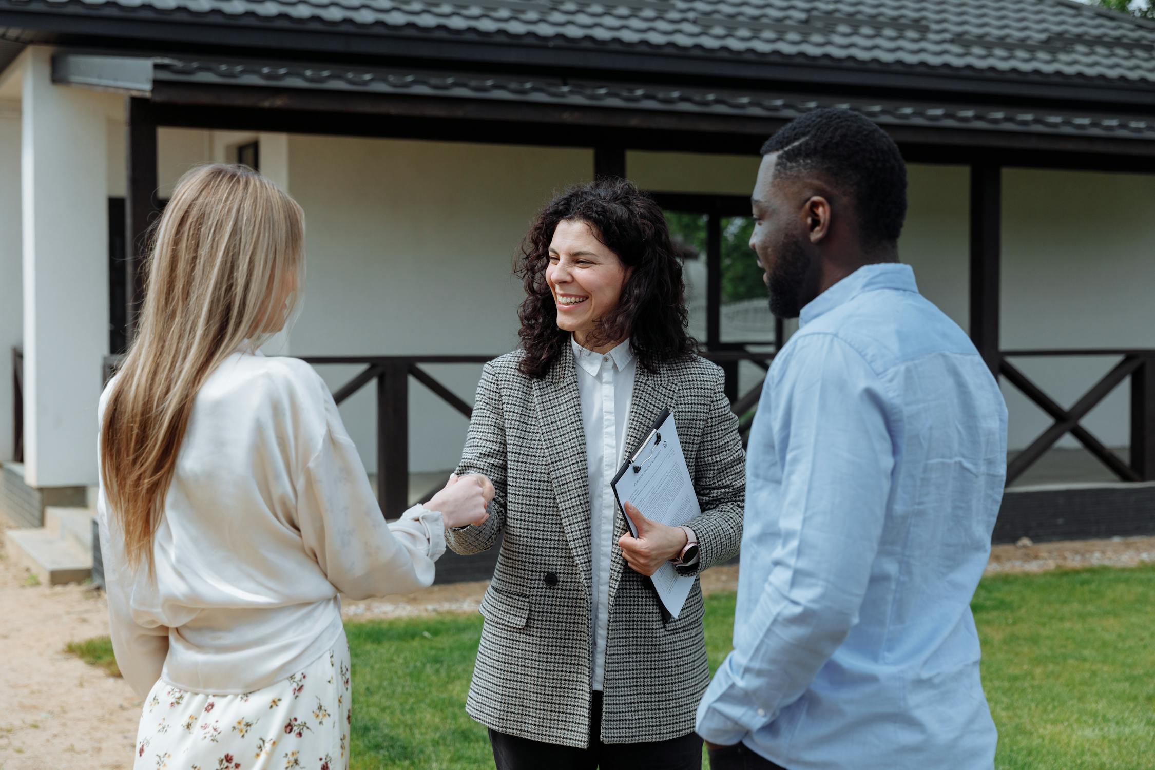 A woman buying a house ⏐ Source: Pexels