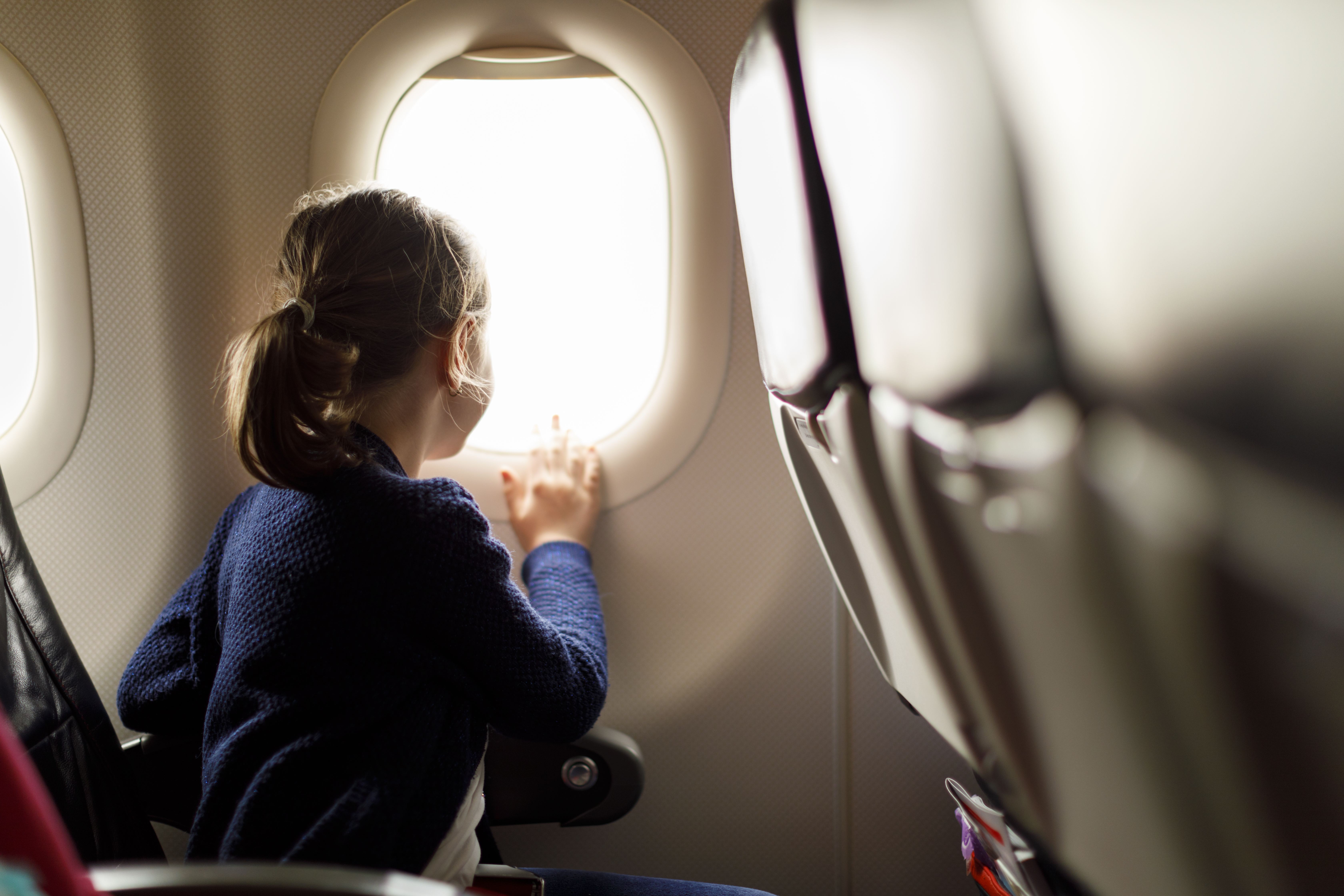 Une jeune fille dans un avion | Source : Getty Images