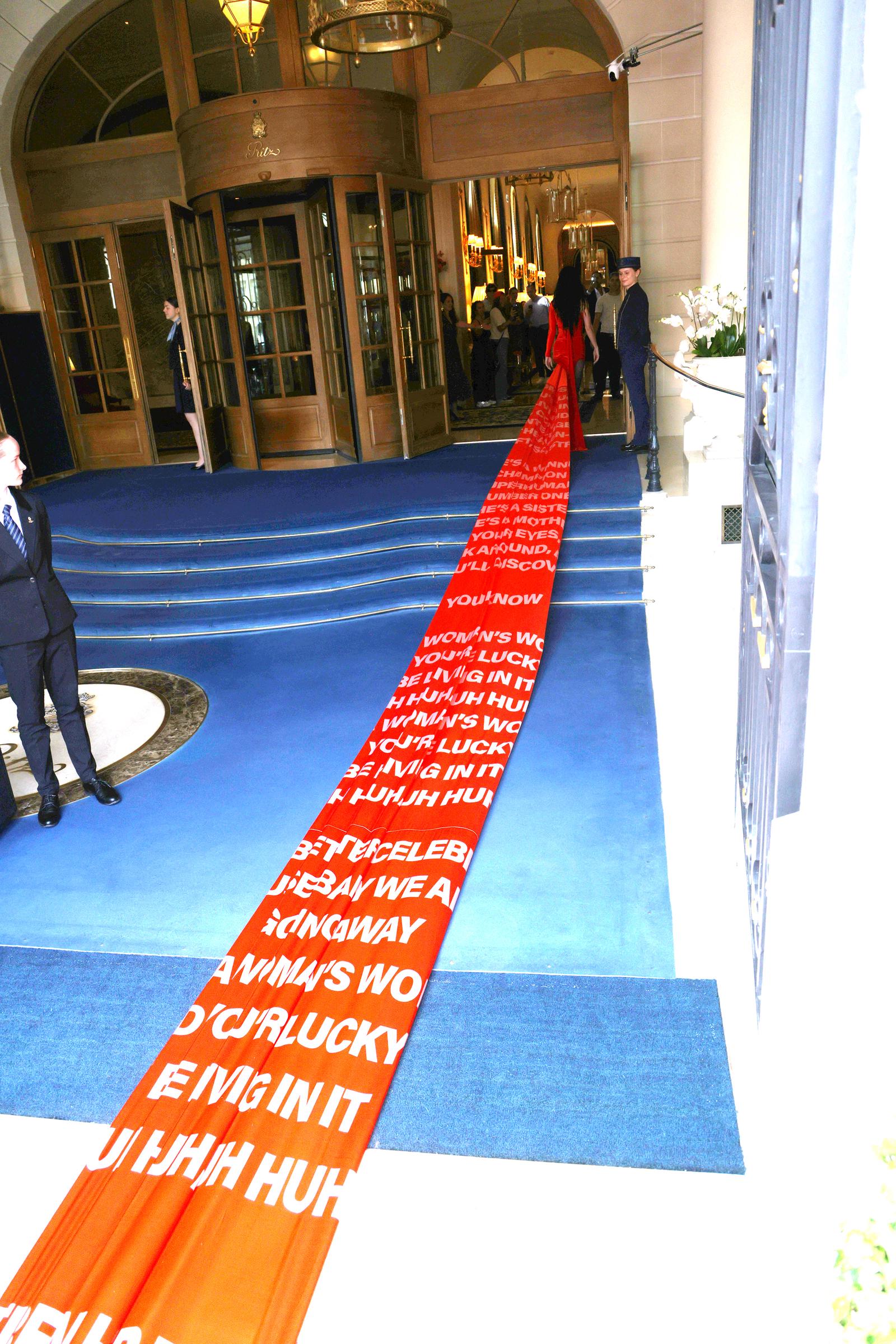 Le train de 500 pieds de Katy Perry à l'hôtel Ritz pour le défilé Haute Couture automne/hiver 2024/25 de la Semaine de la mode de Paris, le 25 juin 2024 | Source : Getty Images