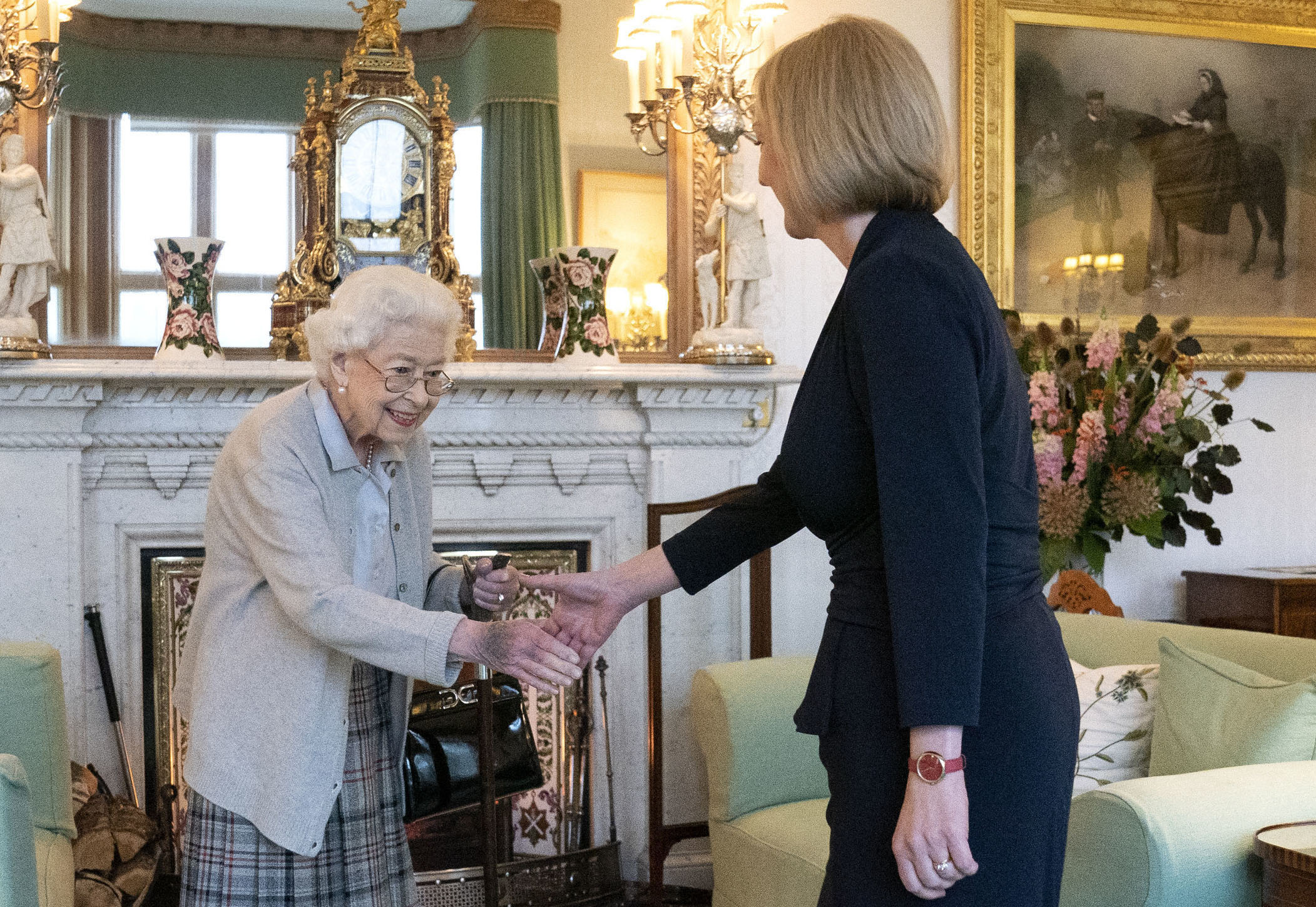 La défunte reine Élisabeth II saluant la chef du parti conservateur Liz Truss, alors nouvellement élue, à Aberdeen, en Écosse, le 6 septembre 2022 | Source : Getty Images