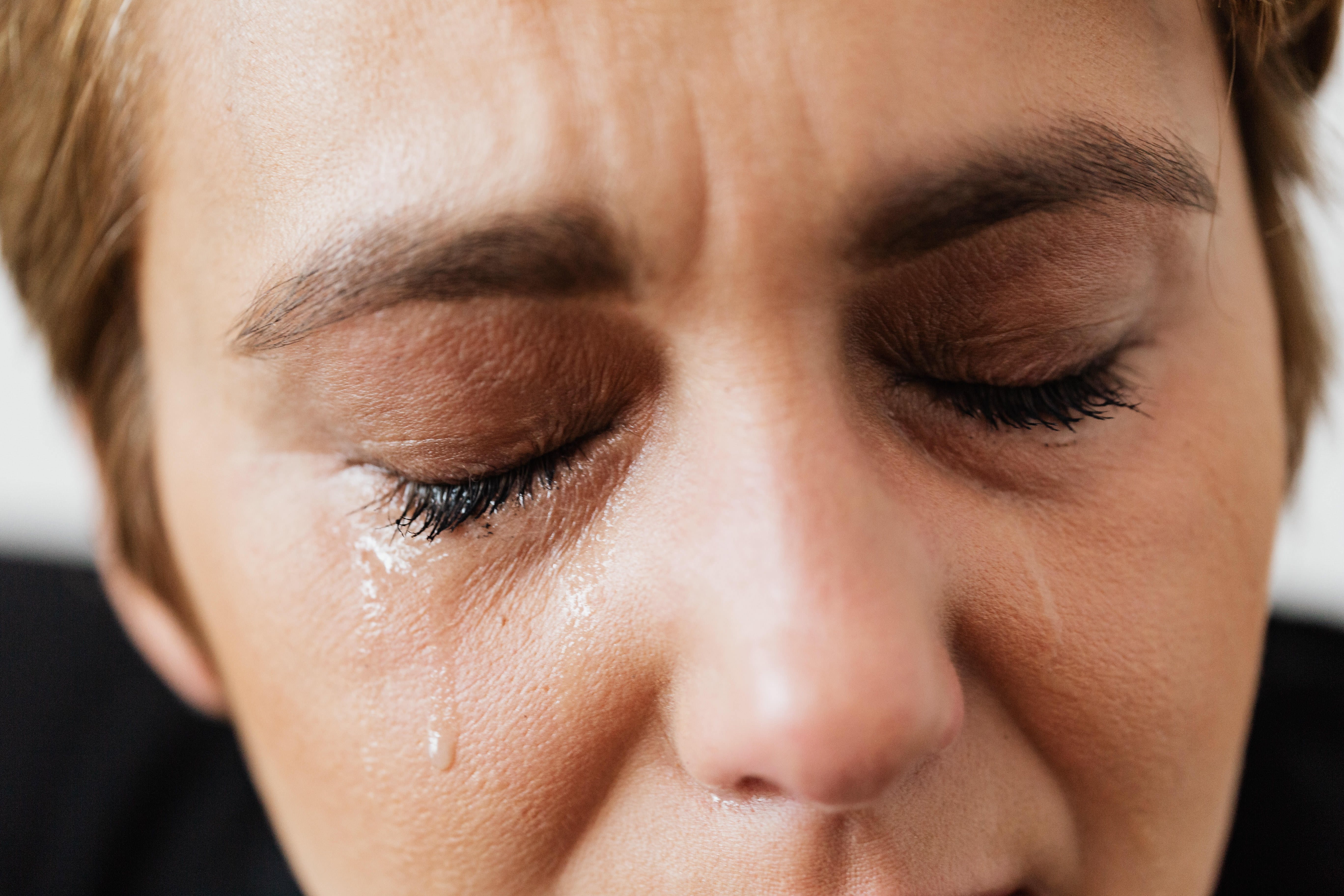Une femme a des larmes qui coulent sur son visage, les yeux fermés | Source : Pexels