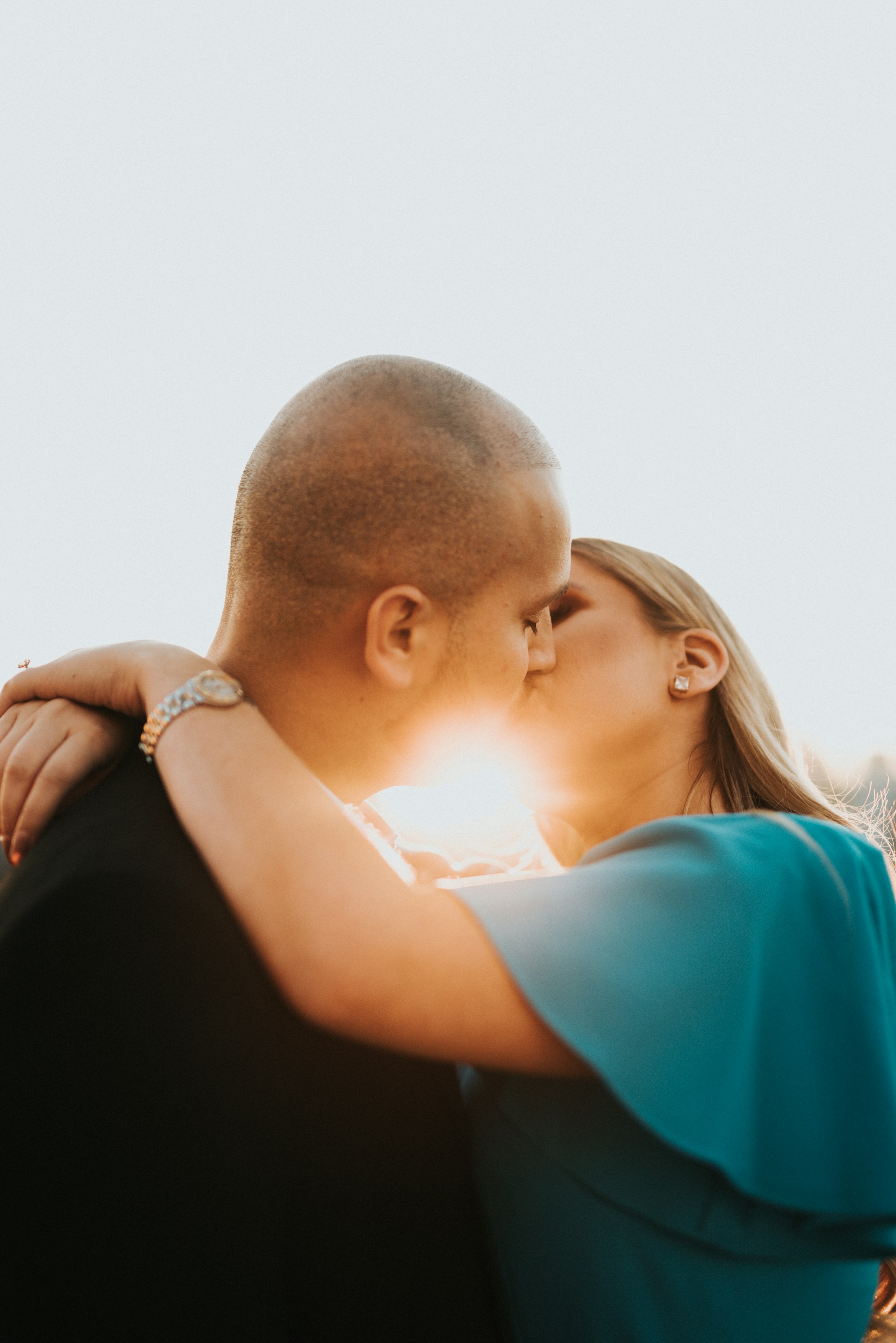 Un homme embrassant sa femme pour lui dire au revoir | Source : Unsplash