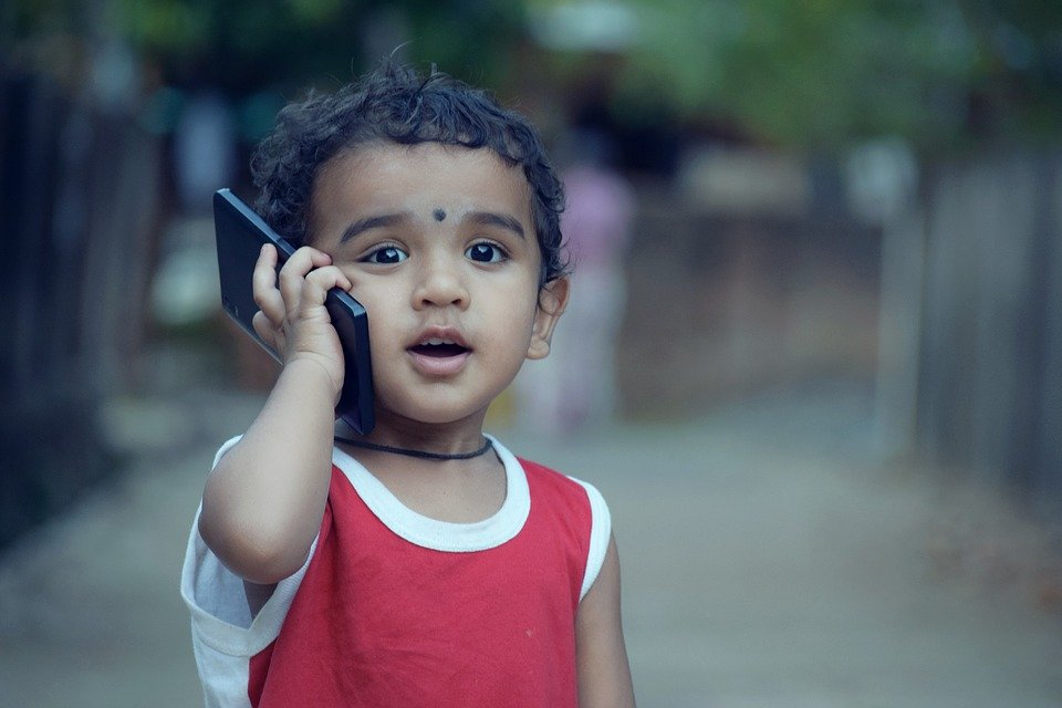 Un petit garçon au téléphone. | Photo : Pixabay