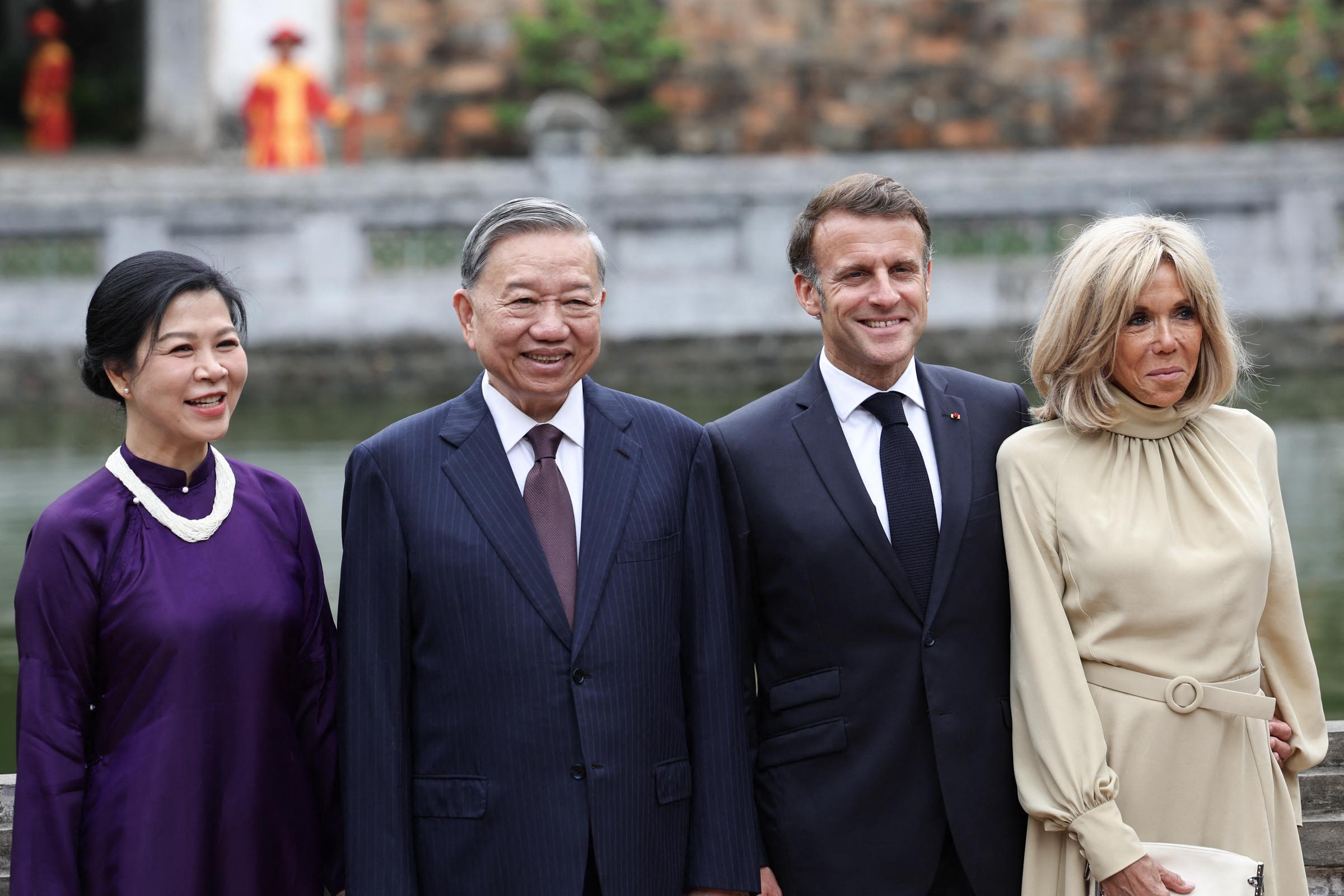 Le secrétaire général du Parti communiste vietnamien, To Lam (2e à gauche), et son épouse Ngo Phong Ly (à gauche) posent pour une photo avec le président français Emmanuel Macron (2e à droite) et son épouse Brigitte Macron lors d'un déjeuner au Temple de la Littérature à Hanoï, le 26 mai 2025 I Source : Getty Images