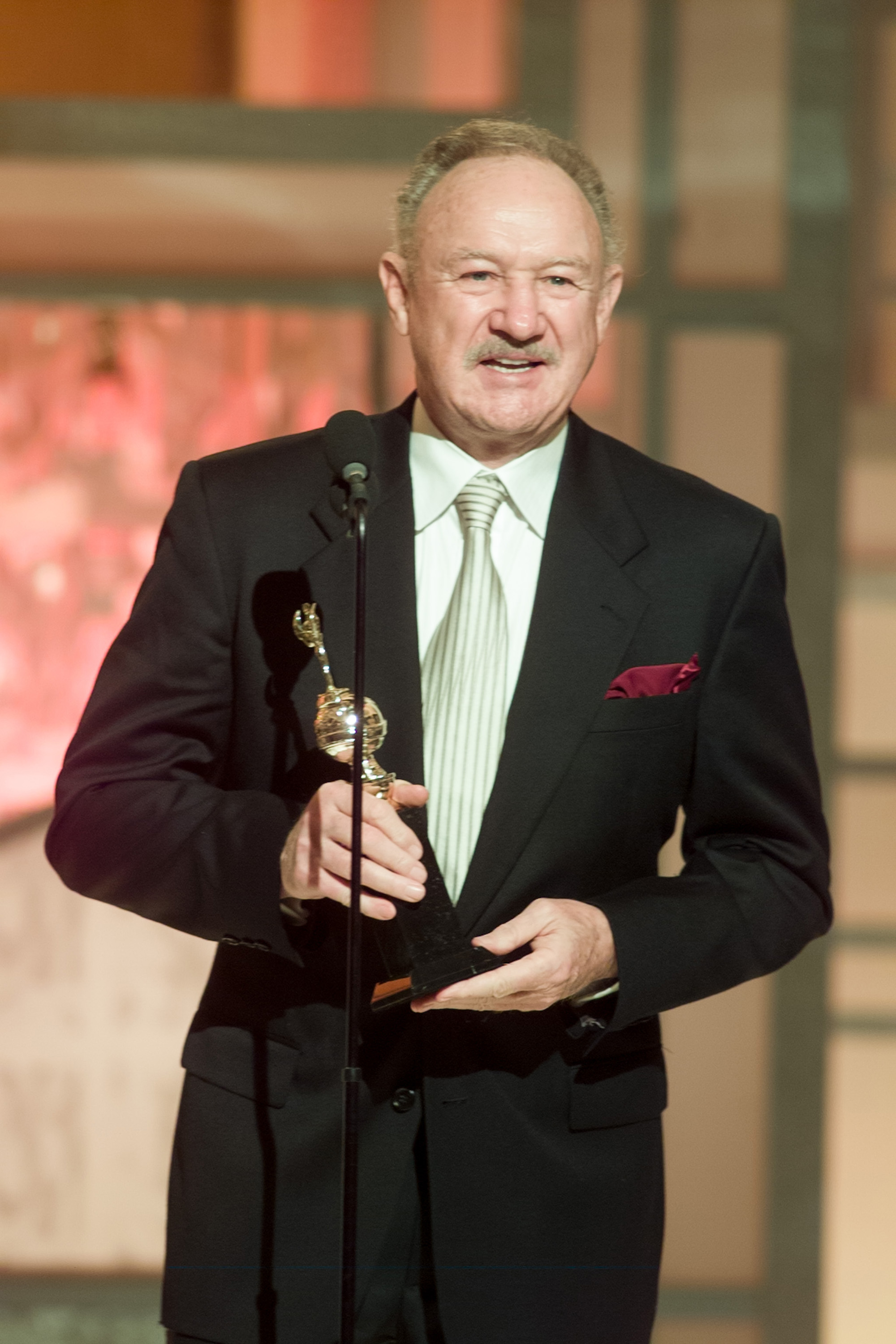 L'acteur Gene Hackman accepte le prix Cecil B. DeMille sur scène lors de la 60e cérémonie annuelle des Golden Globe Awards qui s'est tenue à l'hôtel Beverly Hilton le 19 janvier 2003. | Source : Getty Images