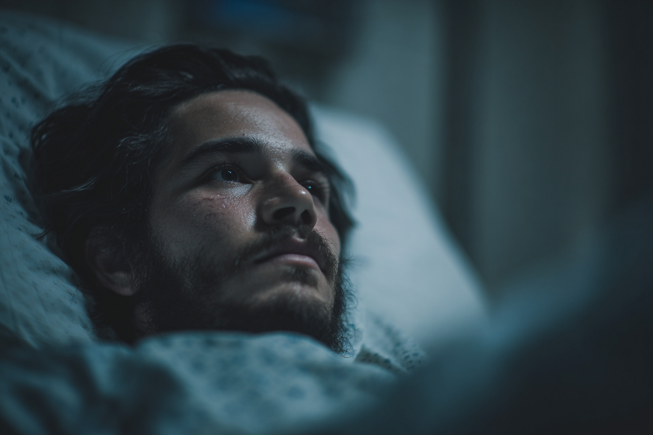Un homme dans un lit d'hôpital regardant plaintivement quelqu'un | Source : Midjourney