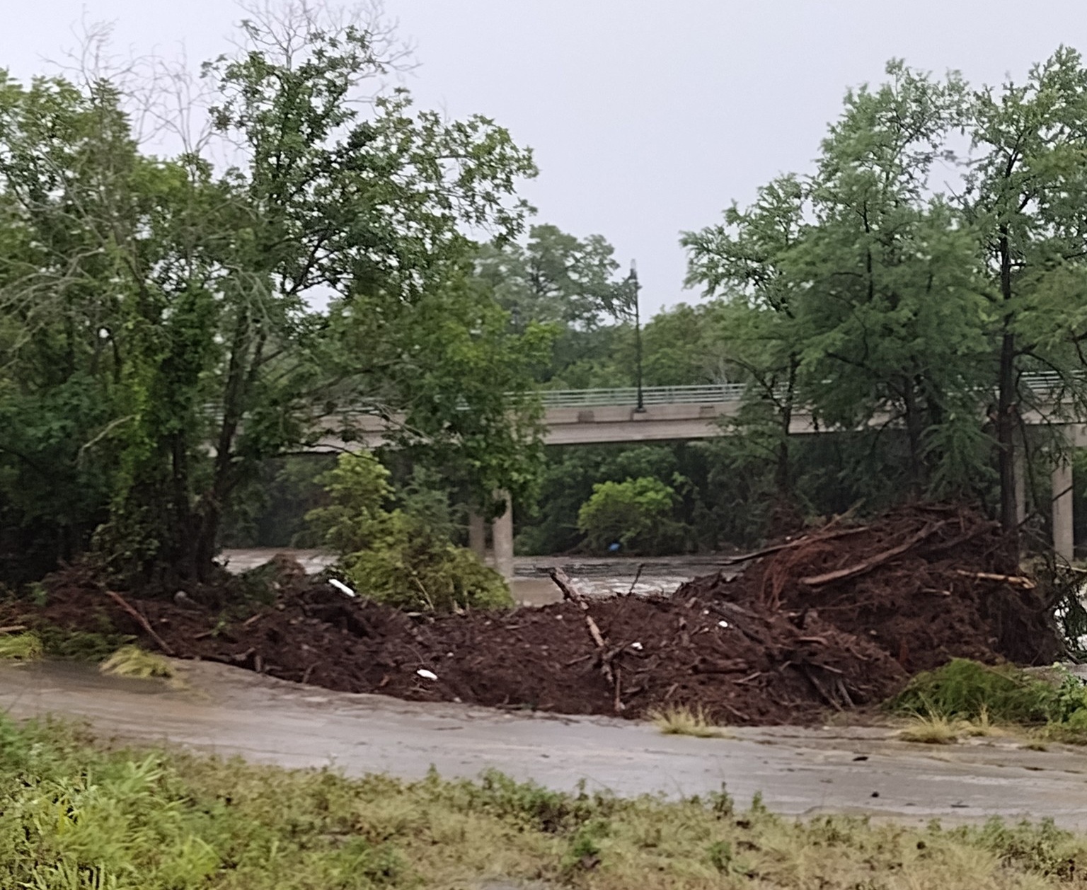 Débris déposés par les eaux de crue dans le comté de Kerr, au Texas, d'après une publication Facebook datée du 5 juillet 2025. | Source : facebook.com/jennyandmason