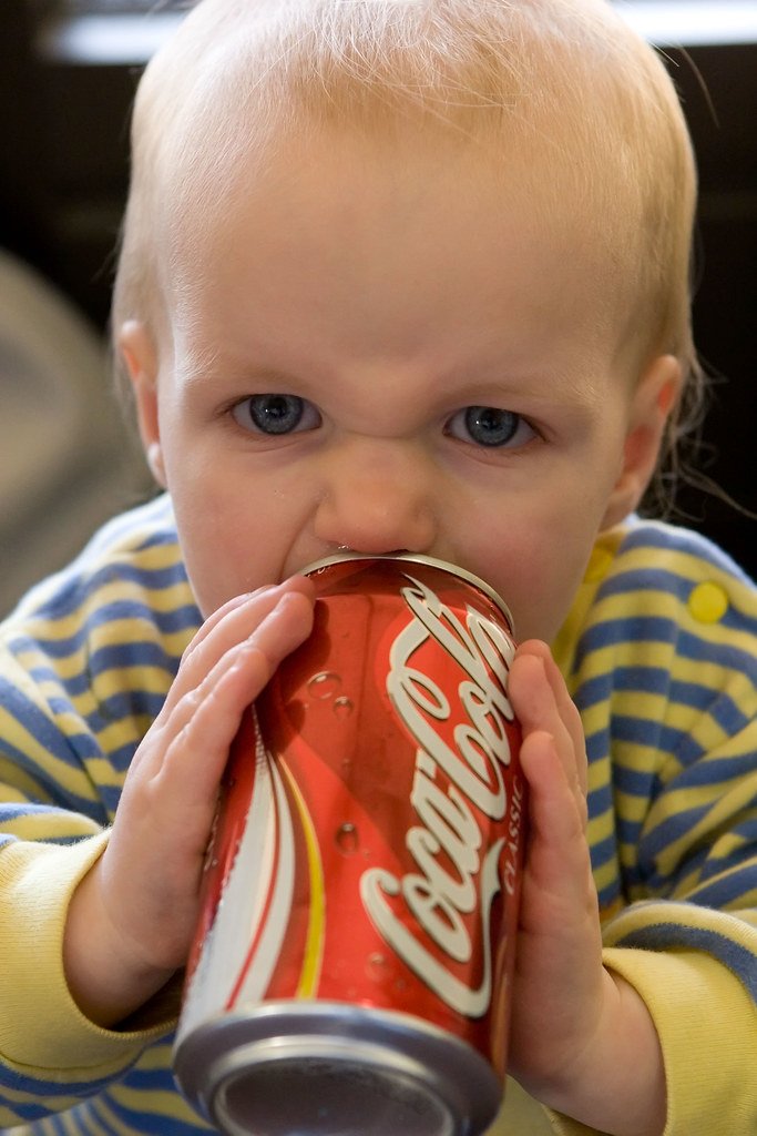 Bébé buvant du Coca-Cola de lata | Image : Flickr