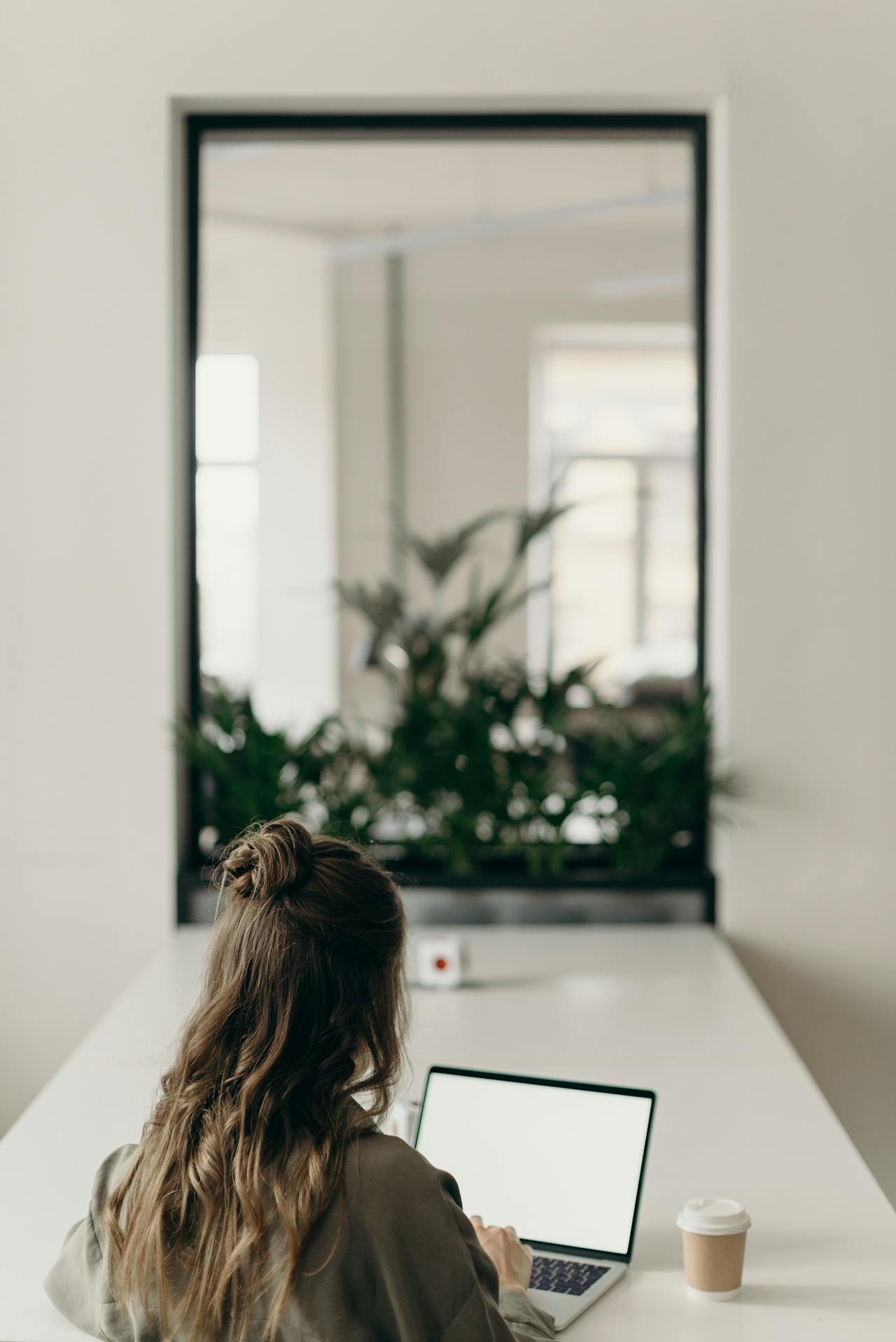 Une femme utilisant un ordinateur portable | Source : Pexels