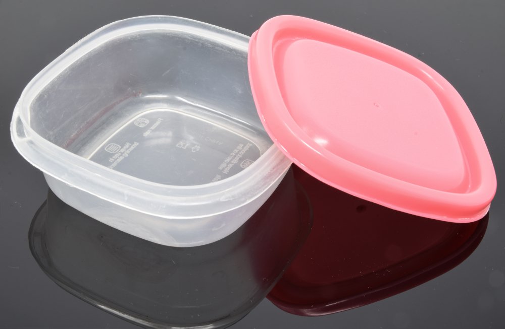 Petite boîte Tupperware avec couvercle rose | Photo : Shutterstock