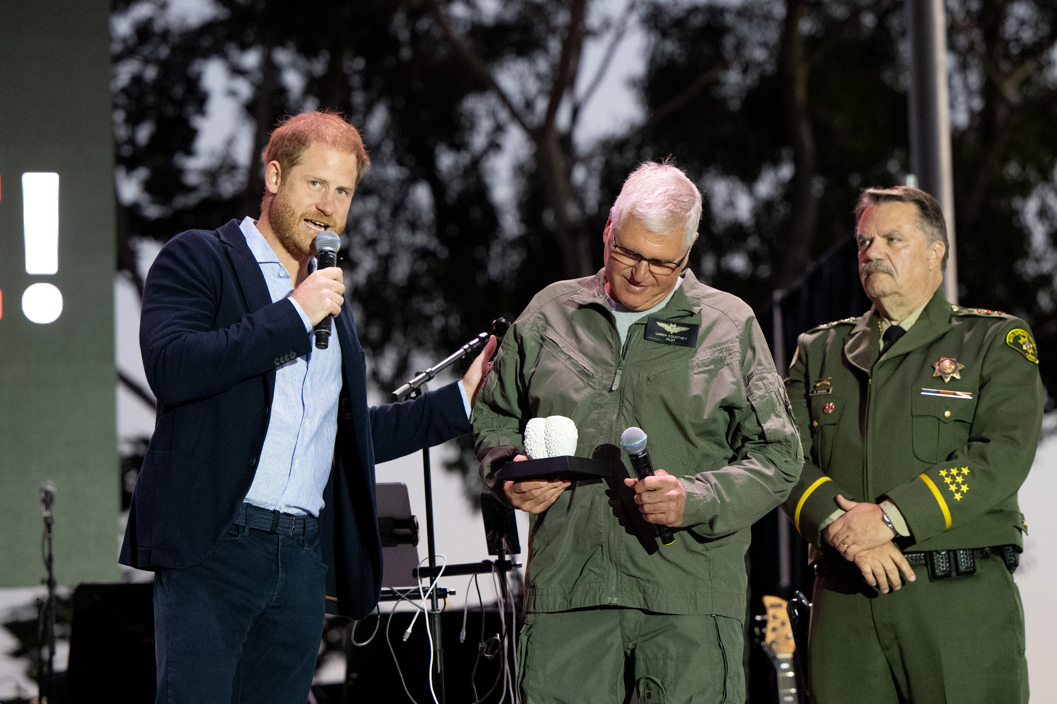 Le prince Harry avec des premiers intervenants lors du concert d'automne One805 Live au profit des premiers intervenants, le 20 septembre 2024, à Carpinteria, en Californie. | Source : Getty Images