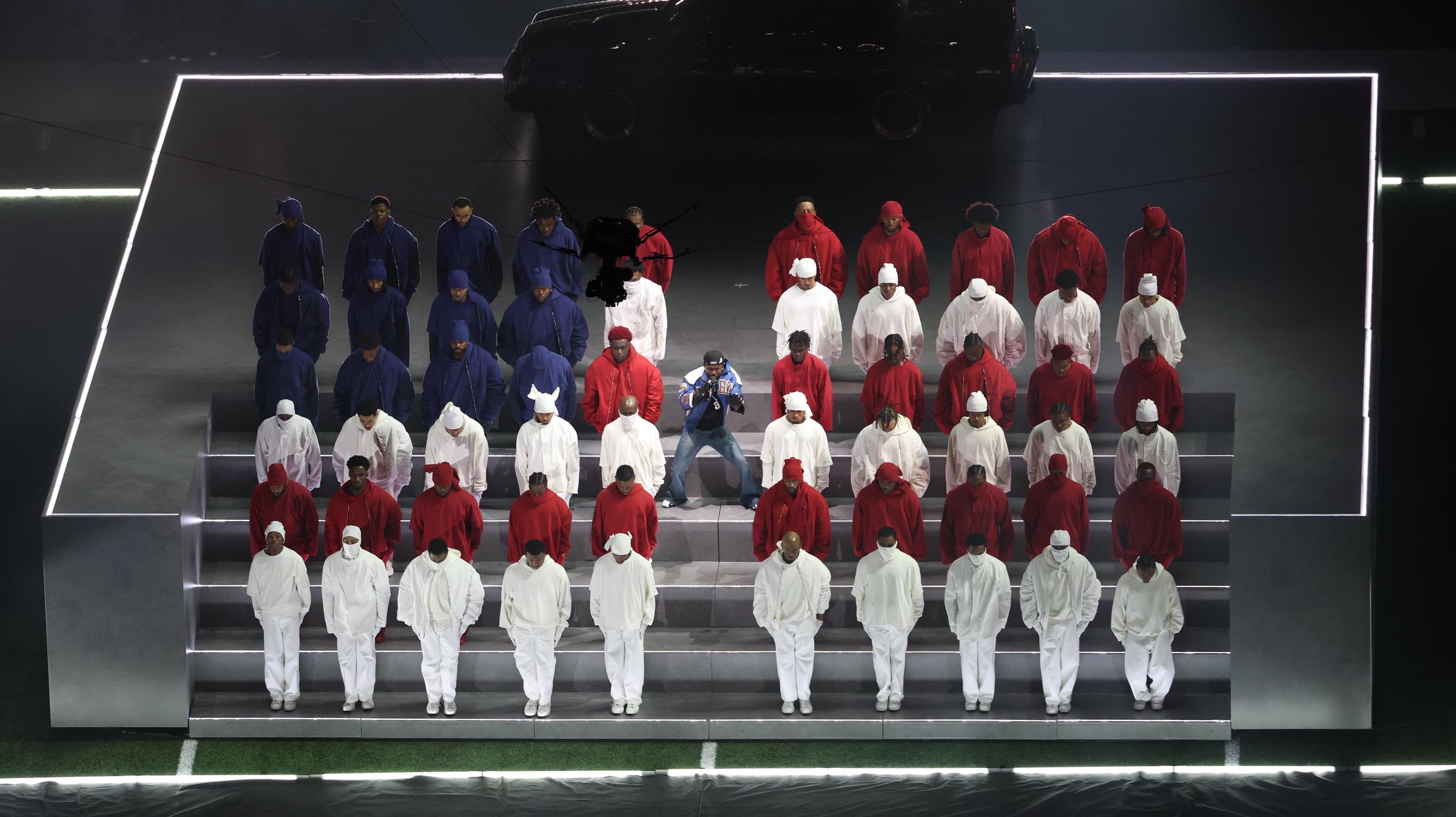 Kendrick Lamar et ses danseurs sur scène lors du spectacle de la mi-temps du Super Bowl LIX, le 9 février 2025, à la Nouvelle-Orléans, en Louisiane. | Source : Getty Images