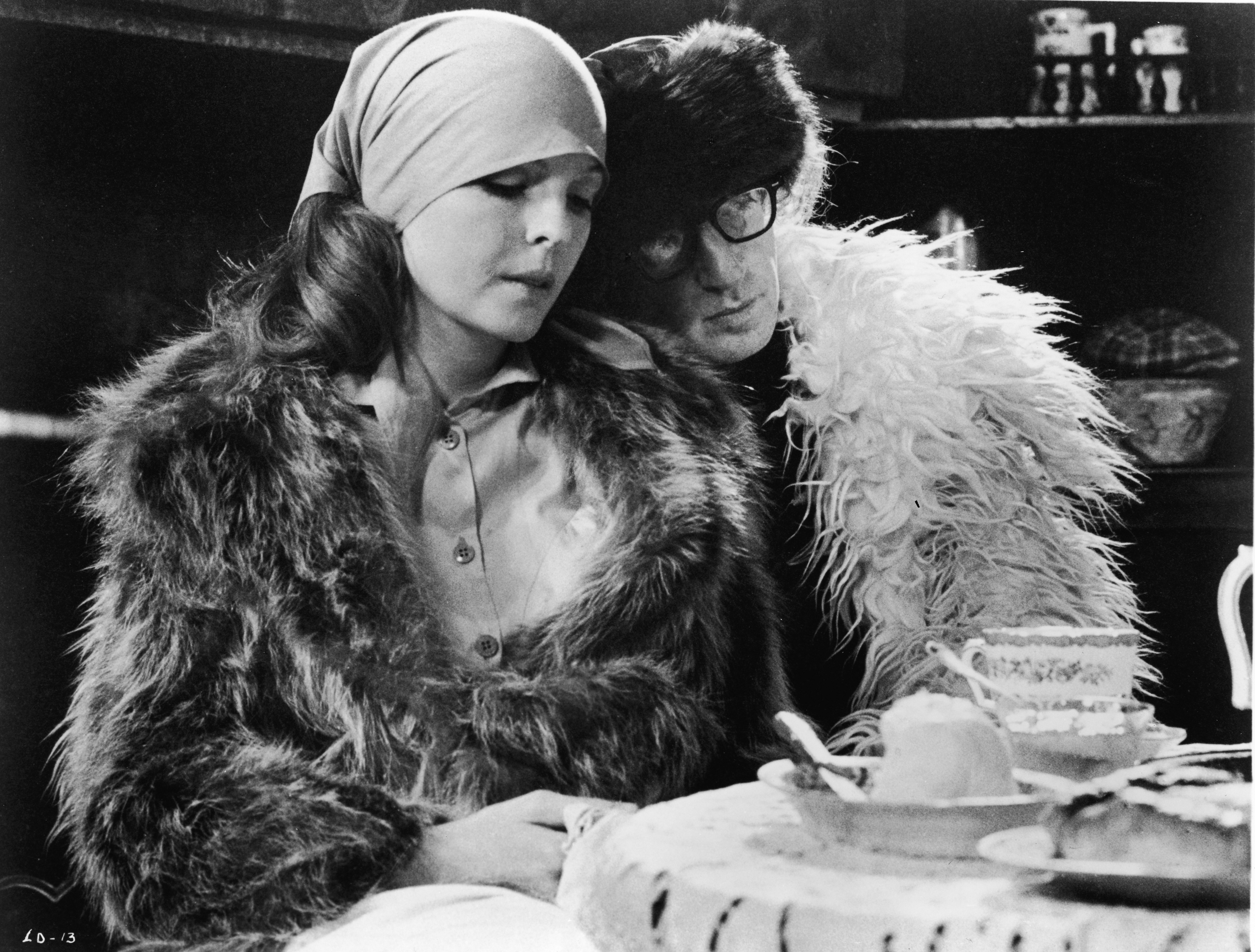 Woody Allen qui pose sa tête sur l'épaule de Diane Keaton dans une scène du film « Love and Death », vers 1975. | Source : Getty Images