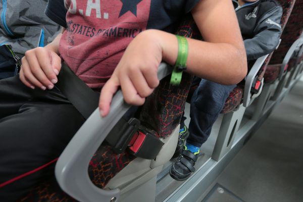 Photo d'un enfant assis dans le Bus | Photos : Shutterstock
