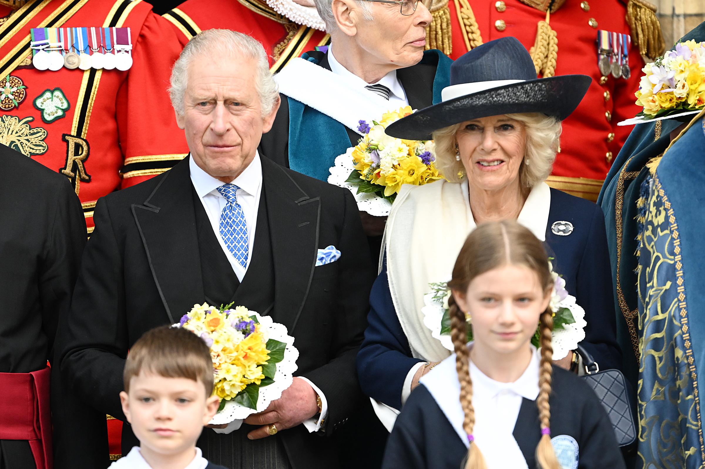 Le roi Charles III et la reine Camilla posent avec des représentants religieux tenant des bouquets de pieds de nez après le service royal du Maundy à York Minster, le 6 avril 2023, à York, en Angleterre. | Source : Getty Images