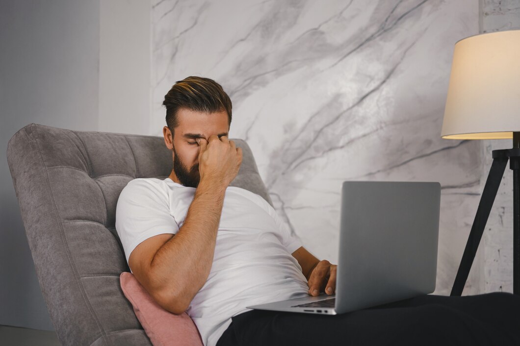 Un homme fatigué | Source : Freepik