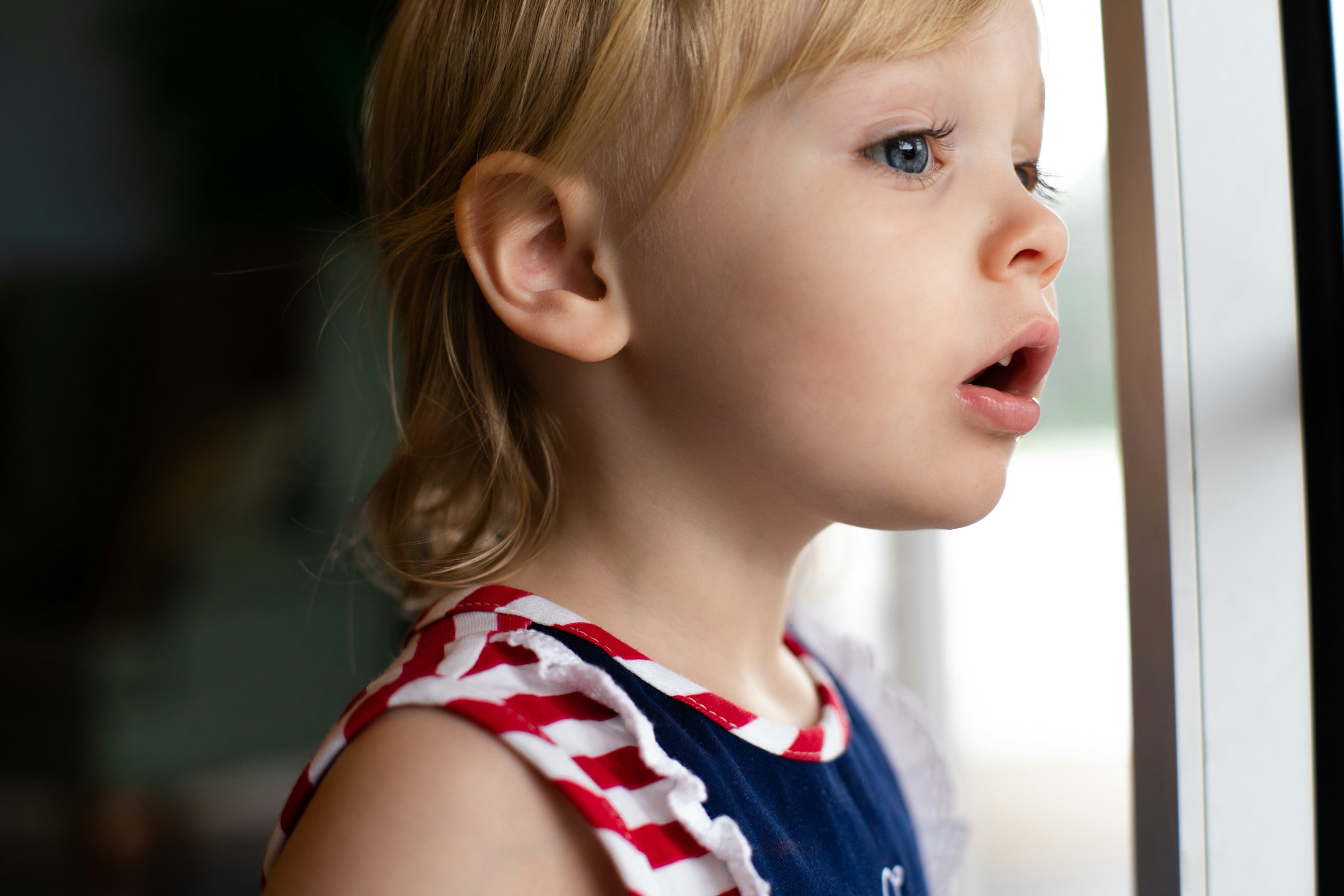 Une petite fille avec un débardeur bleu et blanc | Source : Unsplash