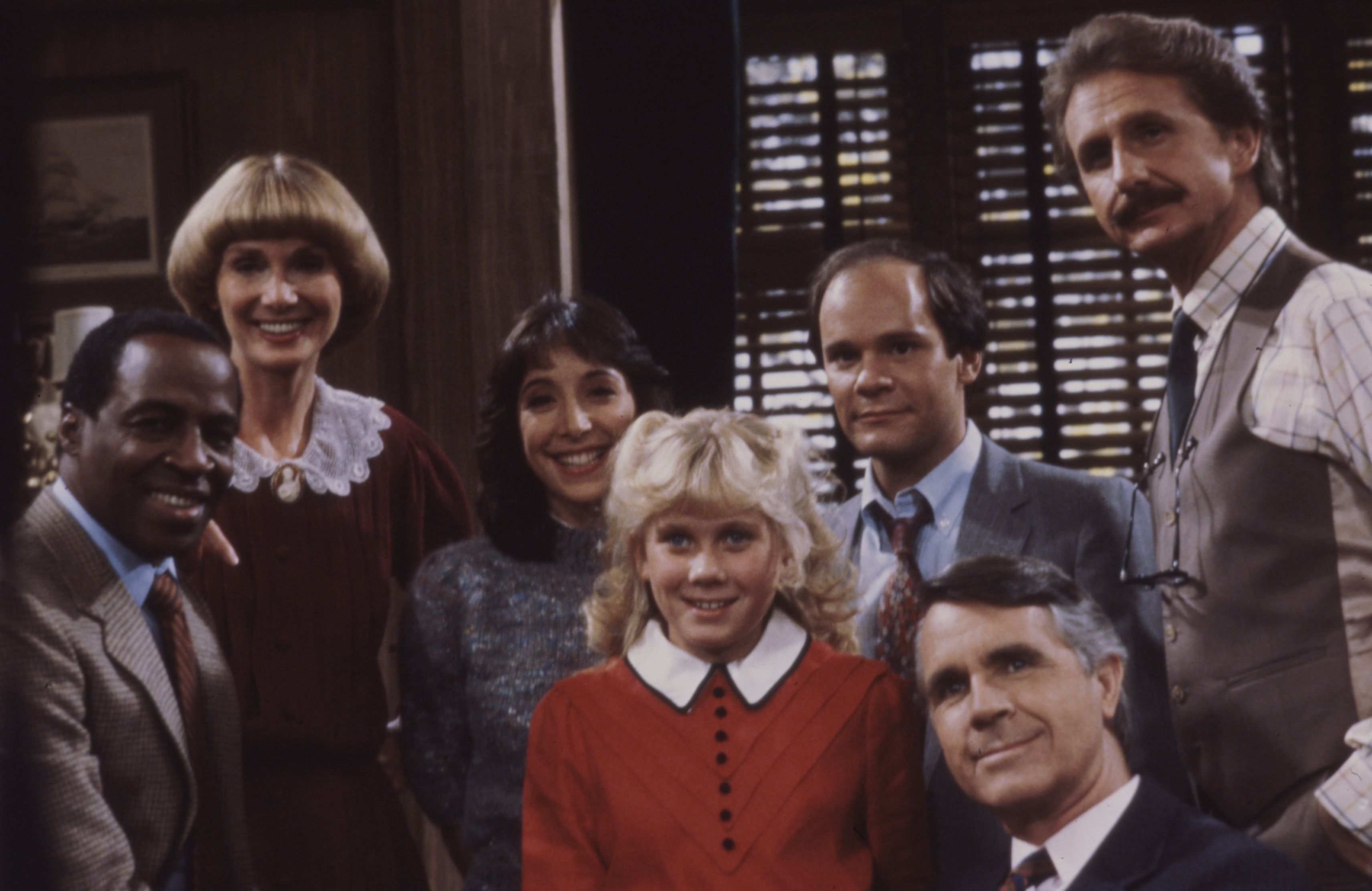 (G-D) Robert Guillaume, Inga Swenson, Didi Conn, Missy Gold, Ethan Phillips, James Noble et Rene Auberjonois posent pour une photo promotionnelle de "Benson" le 1er janvier 1982 à Los Angeles, Californie. | Source : Getty Images