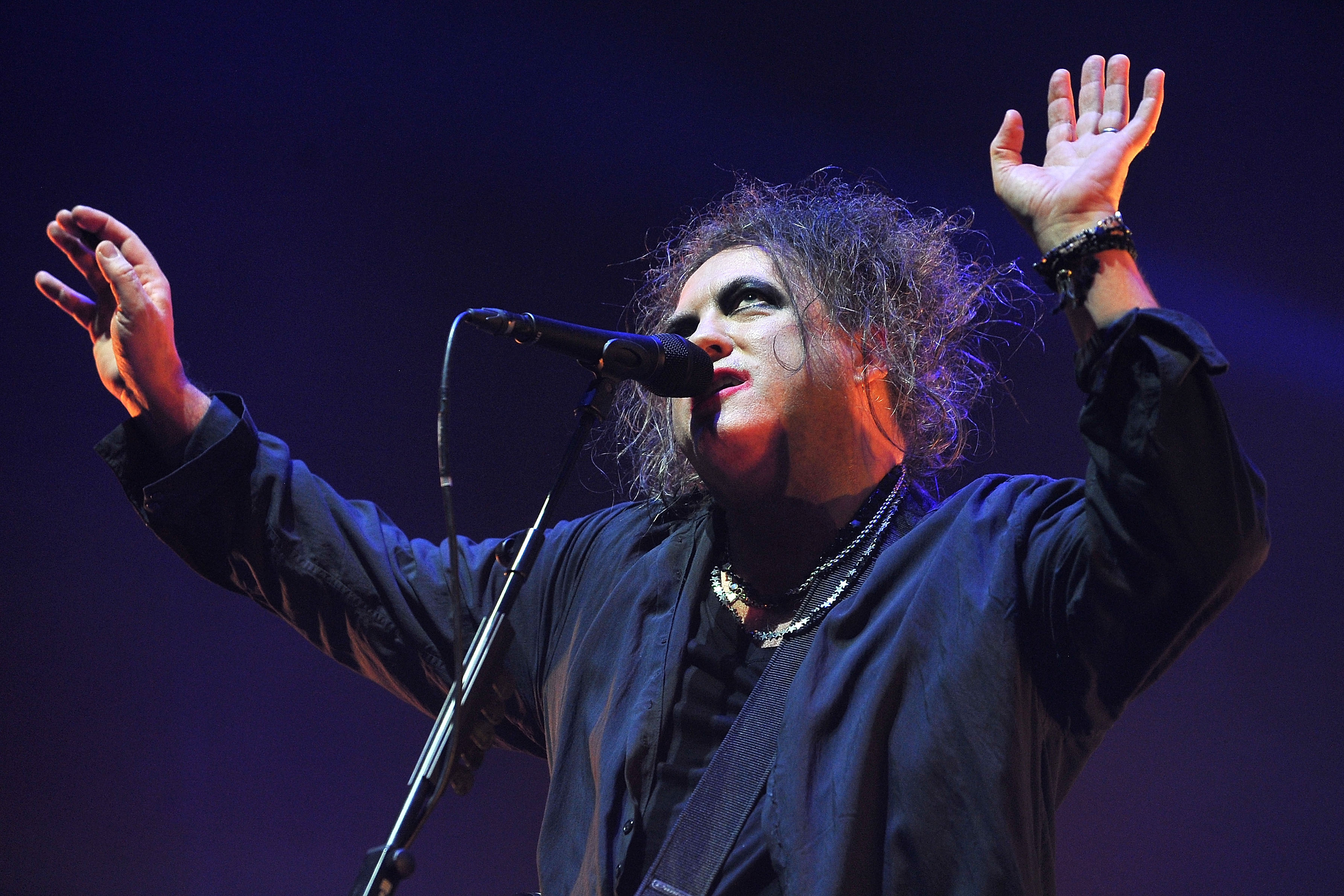 Robert Smith de The Cure se produit sur la scène de la Wembley Arena le 1er décembre 2016, à Londres, en Angleterre. | Source : Getty Images