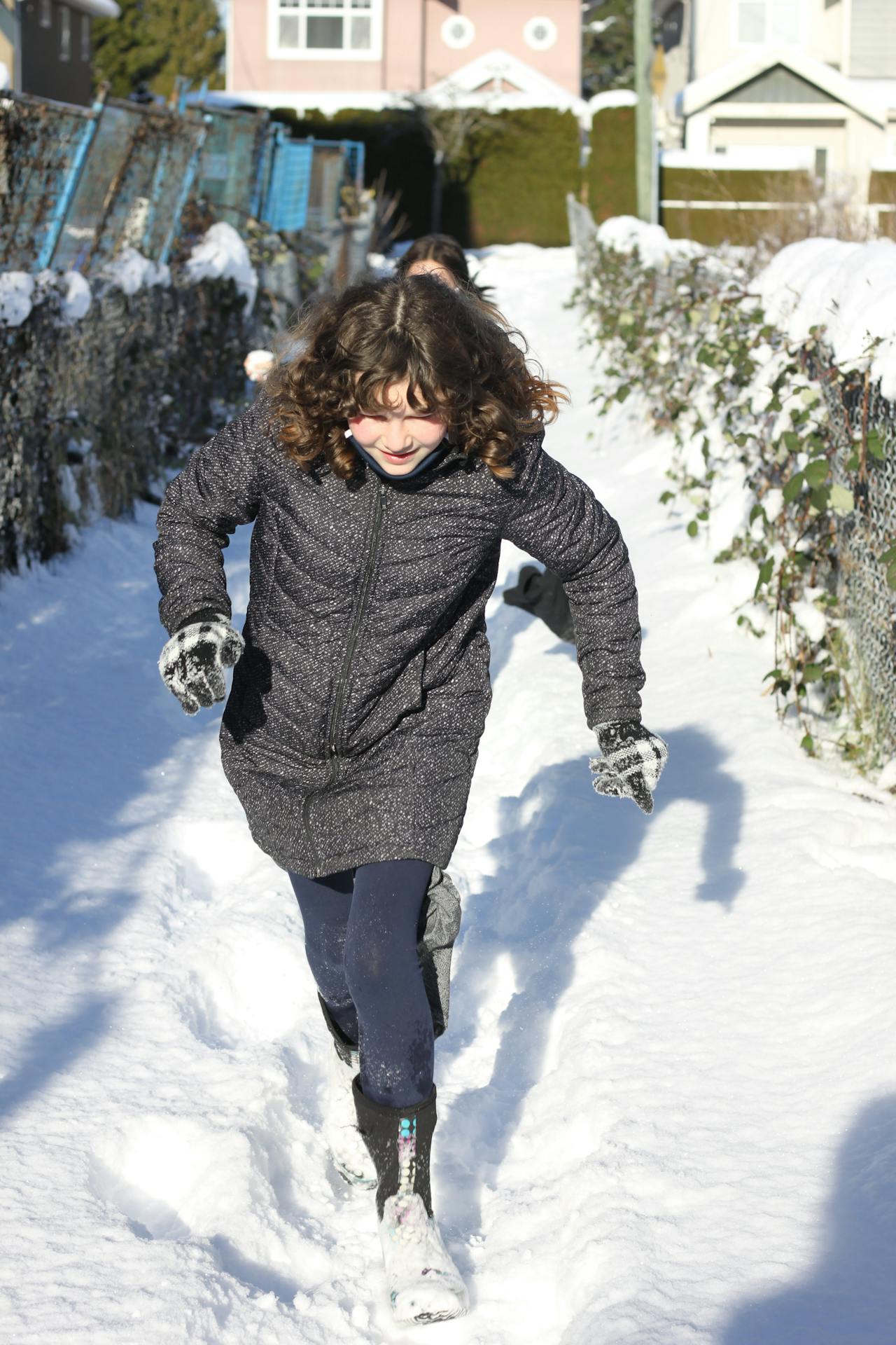 Une fille marchant sur la neige | Source : Pexels