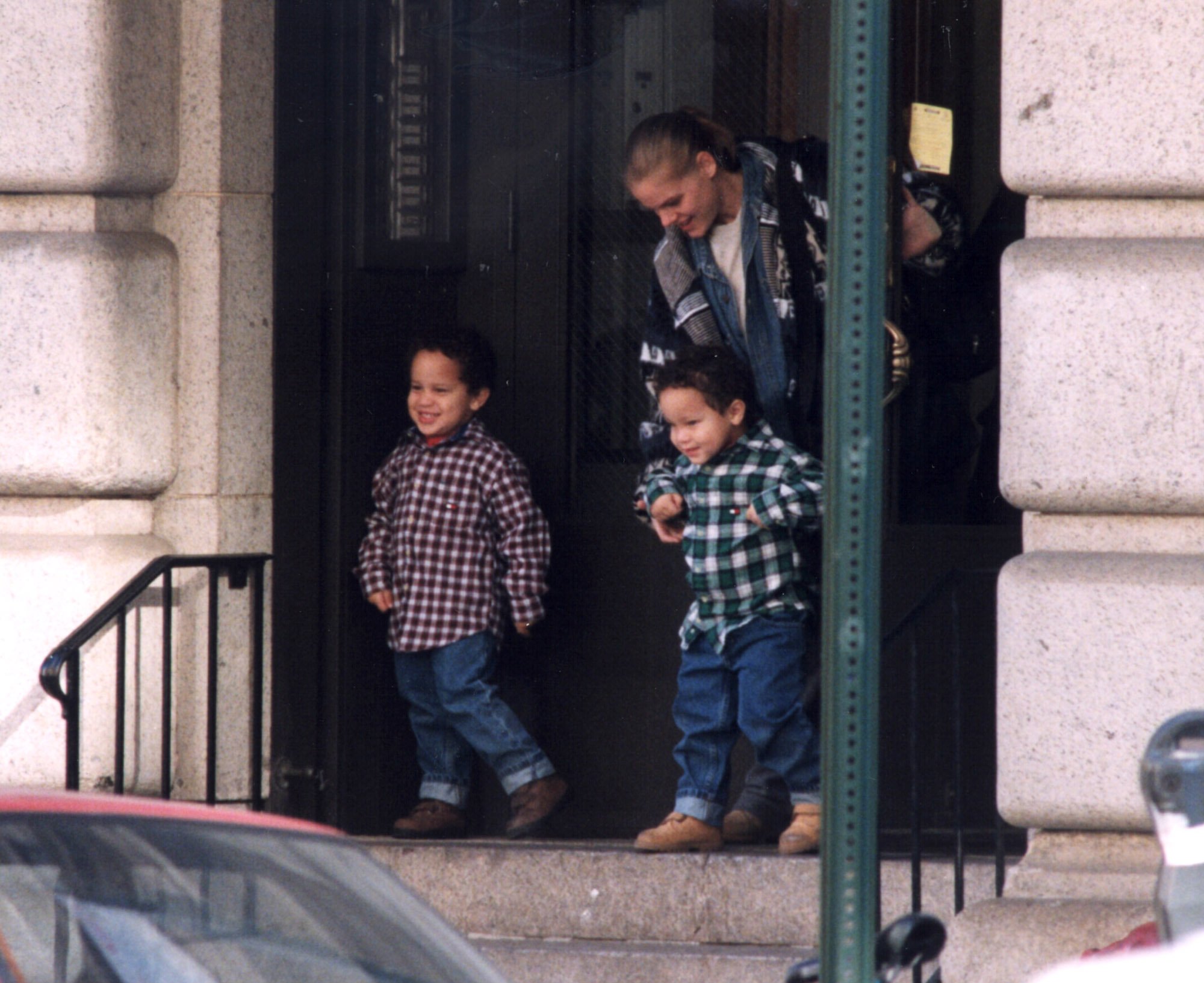 Le mannequin Toukie Smith et ses jumeaux Aaron et Julian photographiés le 6 novembre 1998 à New York City, New York. / Source : Getty Images