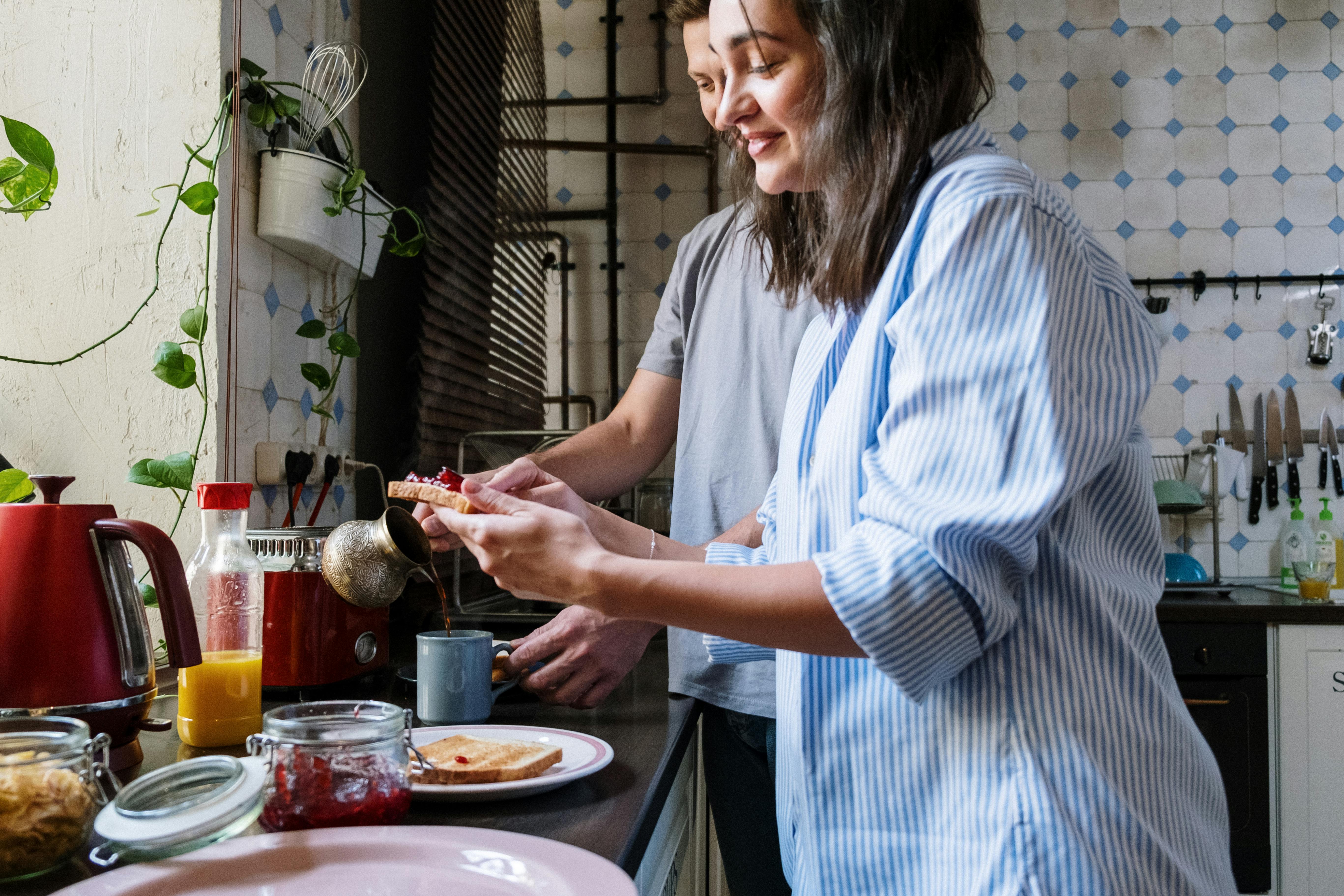 Un couple heureux dans la cuisine | Source : Pexels