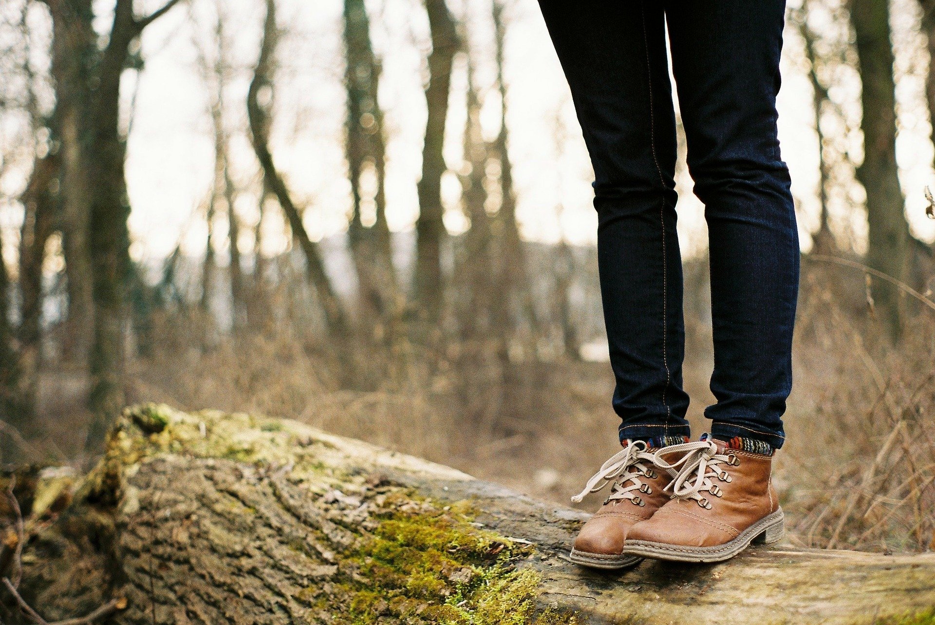 Des jambes vêtues d'un jean | photo : Freepik