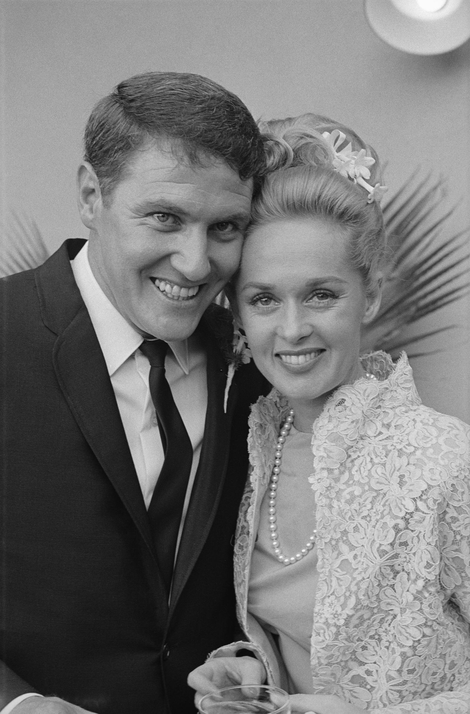 Tippi Hedren et Noel Marshall le jour de leur mariage, le 20 septembre 1964. | Source : Getty Images