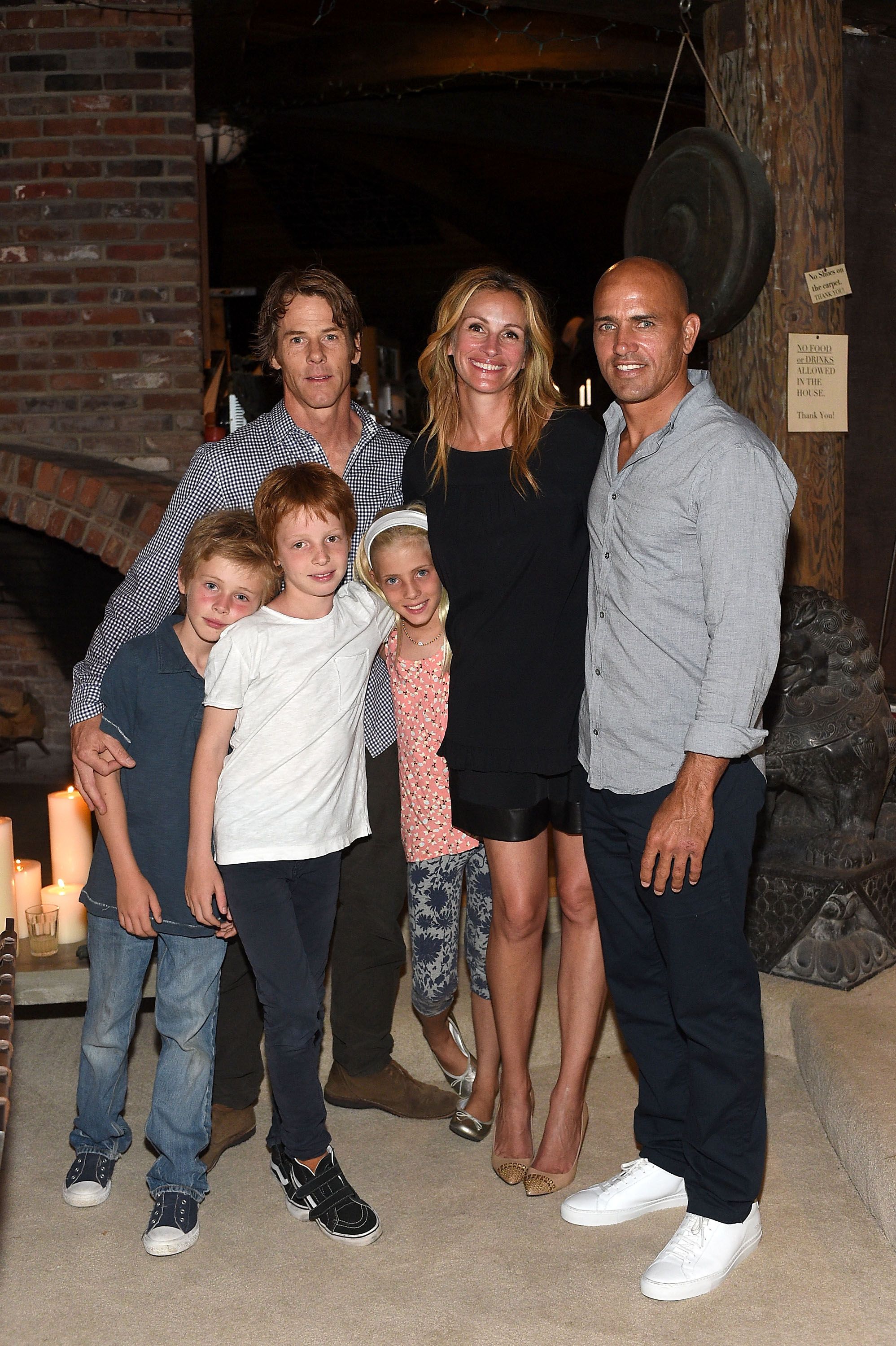 Daniel Moder, Julia Roberts, et les enfants Phinnaeus, Henry, Hazel Moder, et Kelly Slater, le 29 août 2015 à | Photo : Getty Images