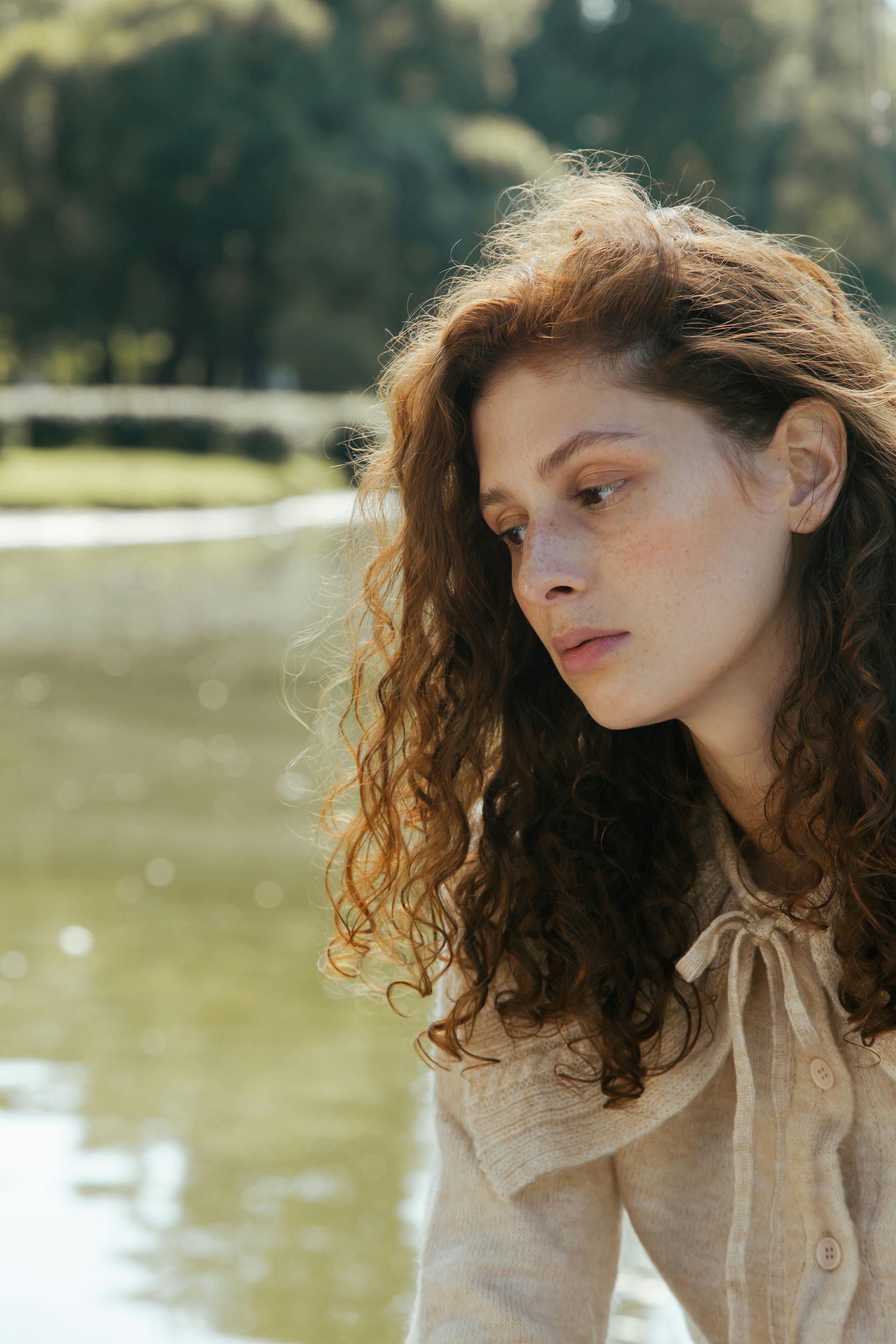 Une femme qui a l'air triste tout en se sentant coupable | Source : Pexels