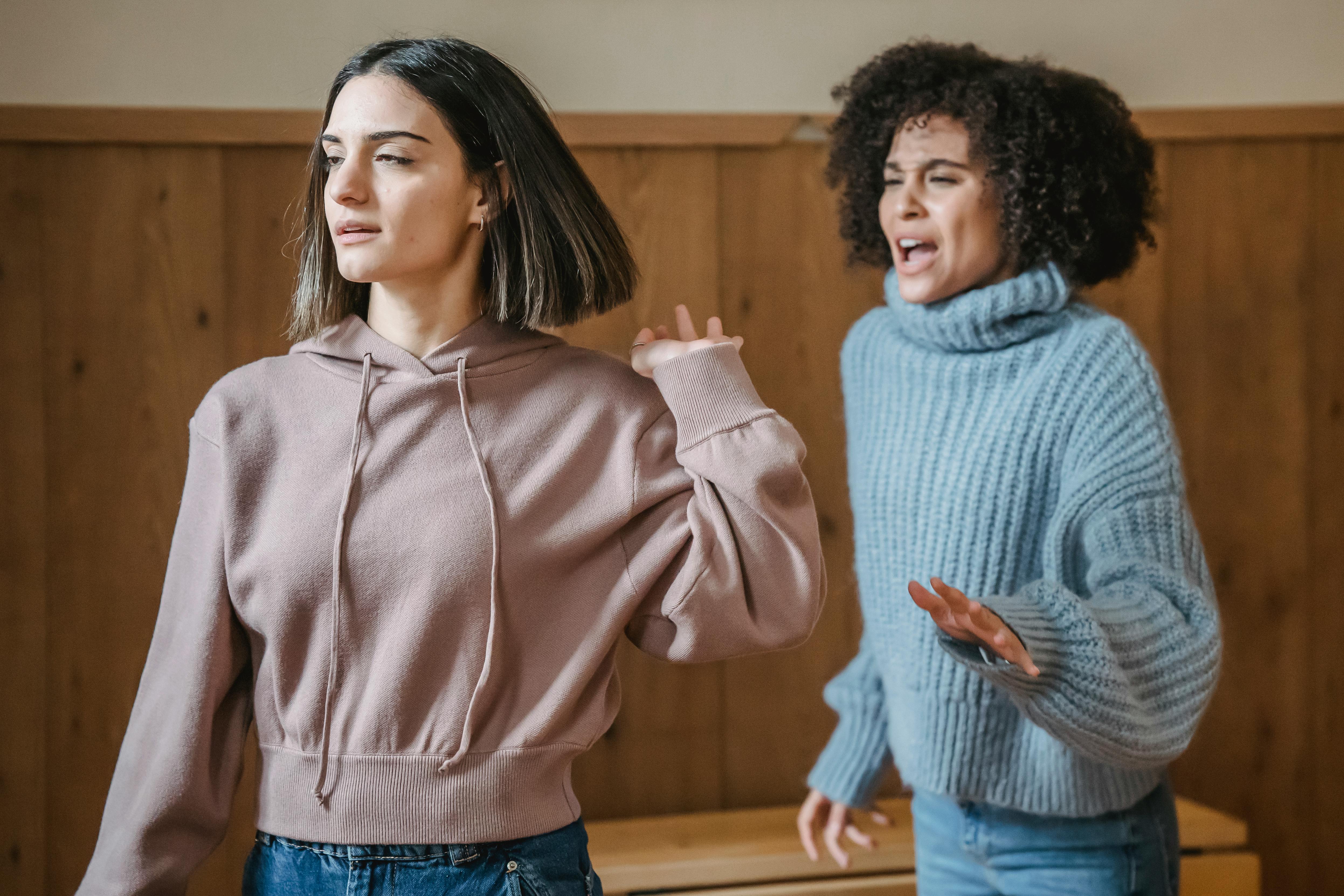 Une femme et sa belle-mère en train de se disputer | Source : Pexels