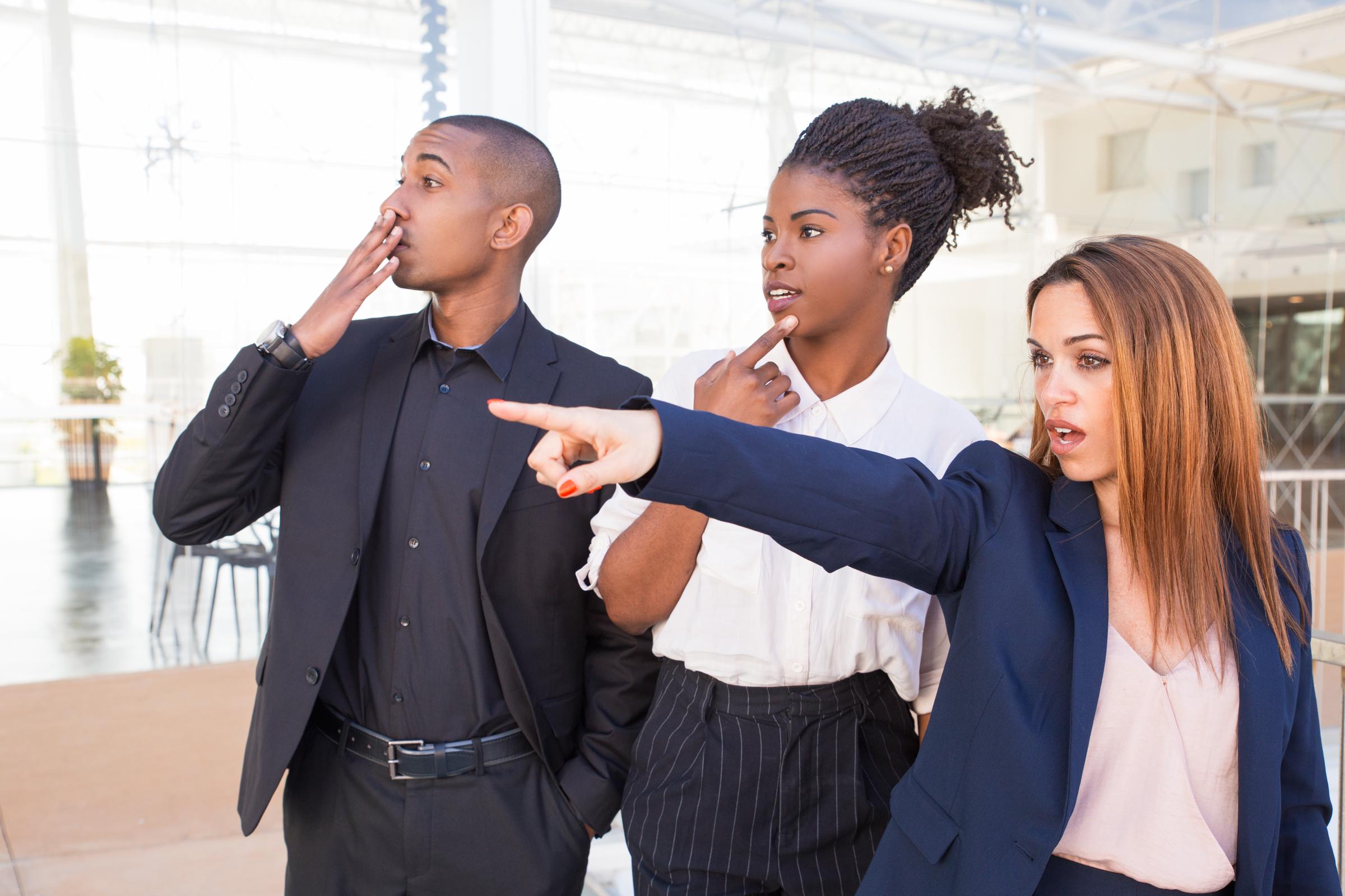Des personnes confuses et choquées regardent fixement et pointent du doigt un événement | Source : Freepik