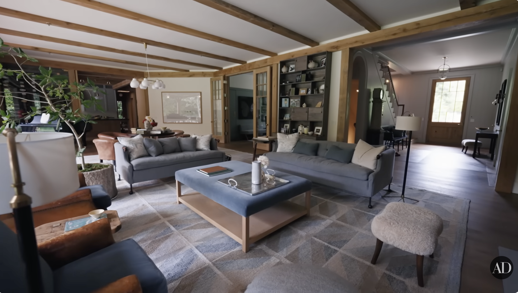 Le salon de Jennifer Garner tel qu’on le voit sur la vidéo YouTube d’Architectural Digest postée le 4 septembre 2024. | Source : YouTube/Architectural Digest