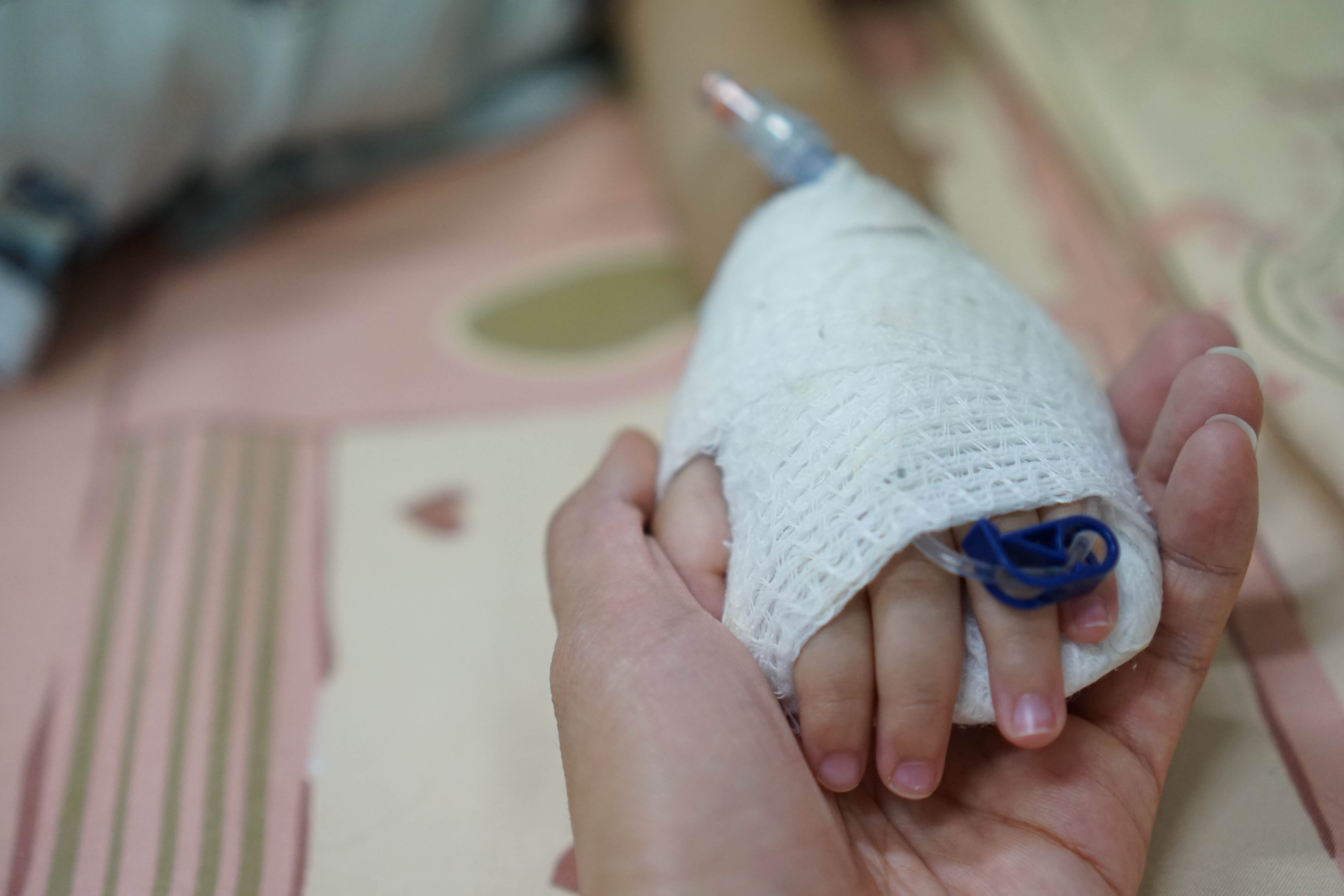 La mère tient la main de son enfant à l'hôpital | Source : Shutterstock