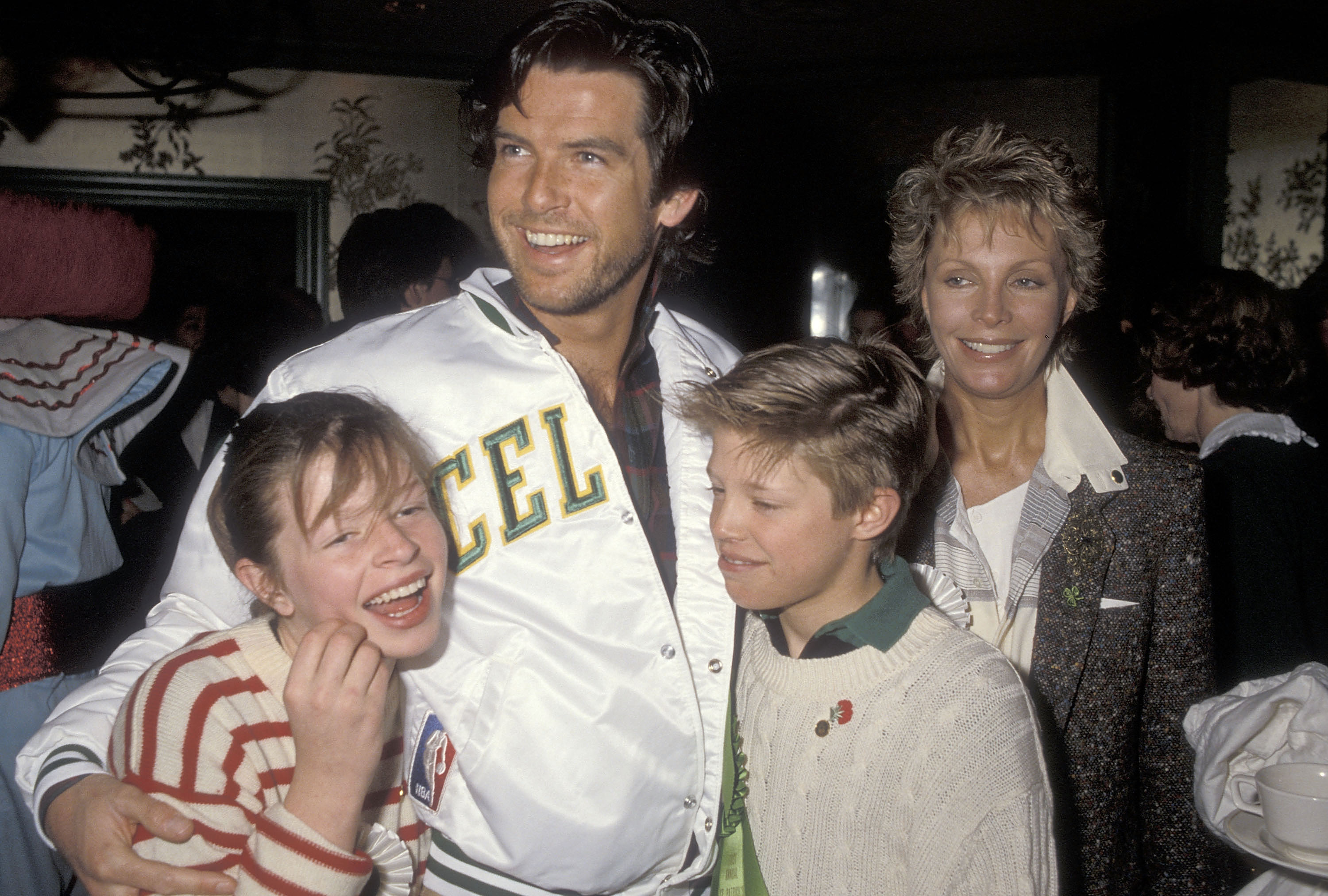 Pierce Brosnan, sa femme Cassandra Harris, leur fille Charlotte et leur fils Christopher Brosnan au premier brunch annuel des célébrités de la parade de la Saint-Patrick de Beverly Hills, le 17 mars 1985, à Beverly Hills, en Californie | Source : Getty Images