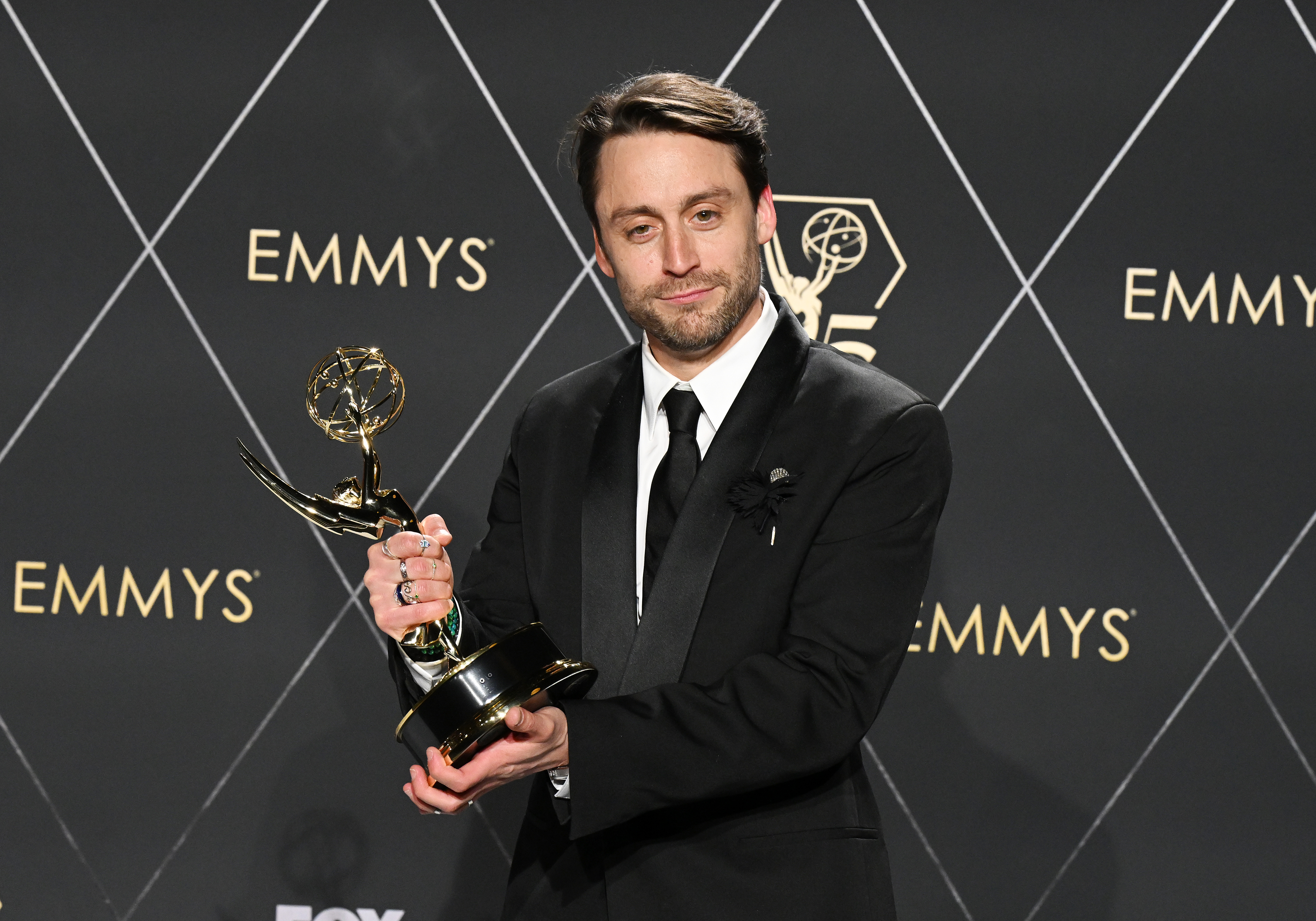 Kieran Culkin après avoir reçu le prix du meilleur acteur dans une série dramatique pour "Succession", lors de la 75e édition des Primetime Emmy Awards, le 15 janvier 2024 à Los Angeles, en Californie | Source : Getty Images