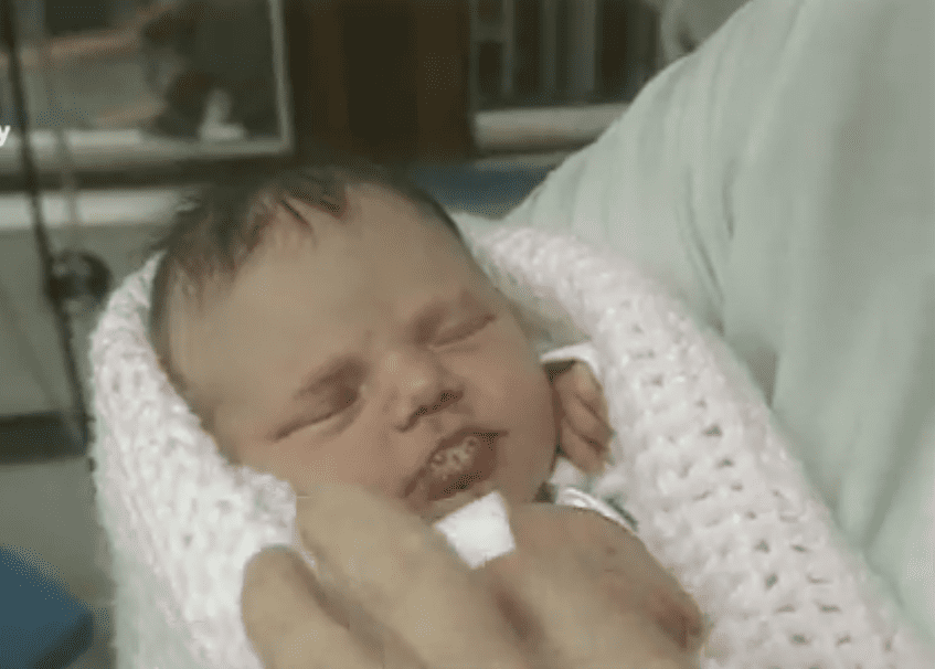 Une photo de bébé de Leah à l'hôpital. | Source : Twitter/BBC North PR