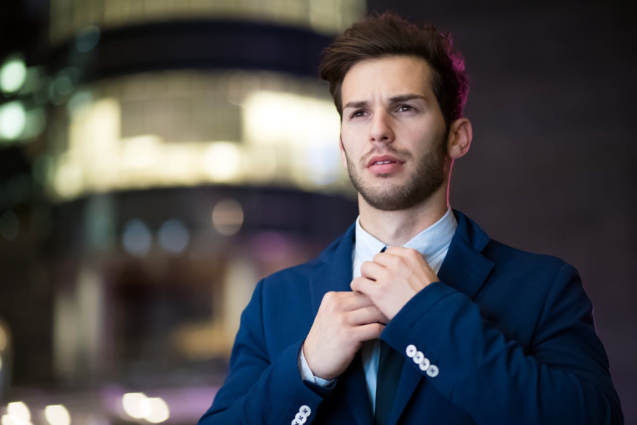 Un homme dans un costume bleu immaculé | Source : Pexels