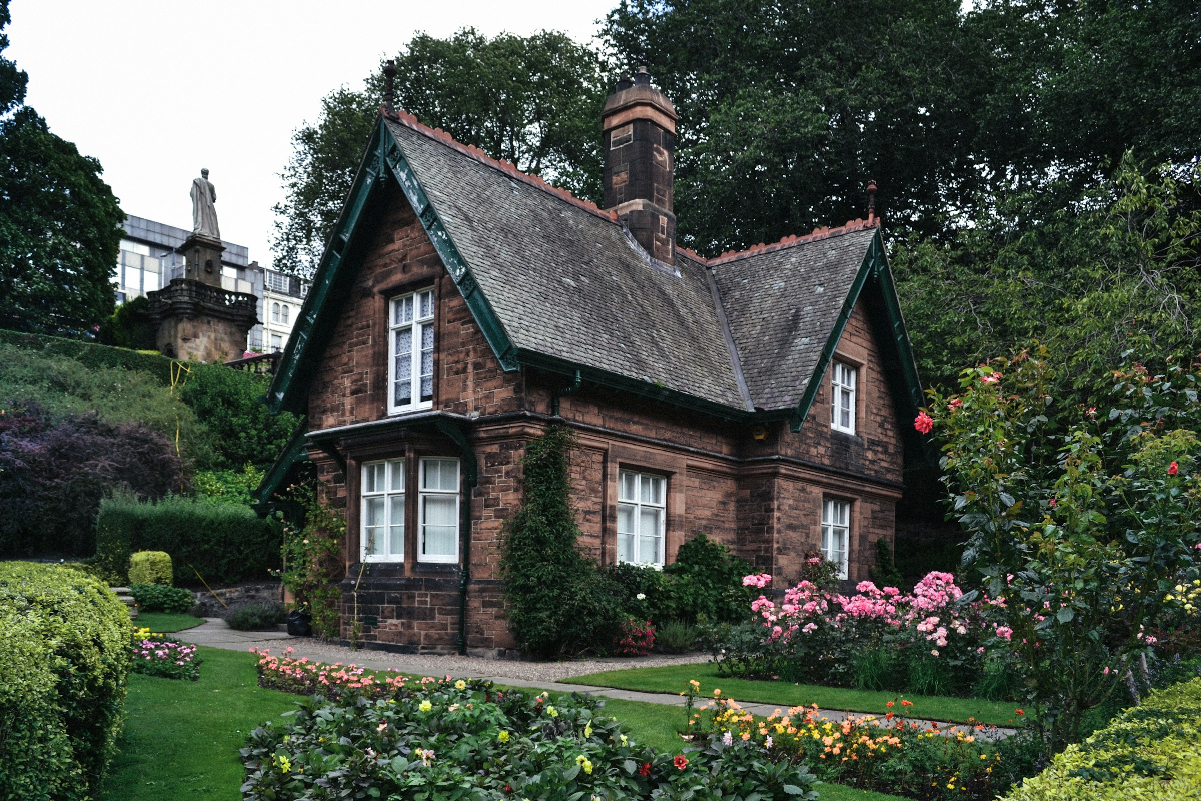 Vue latérale d'un cottage avec un beau jardin | Source : Unsplash