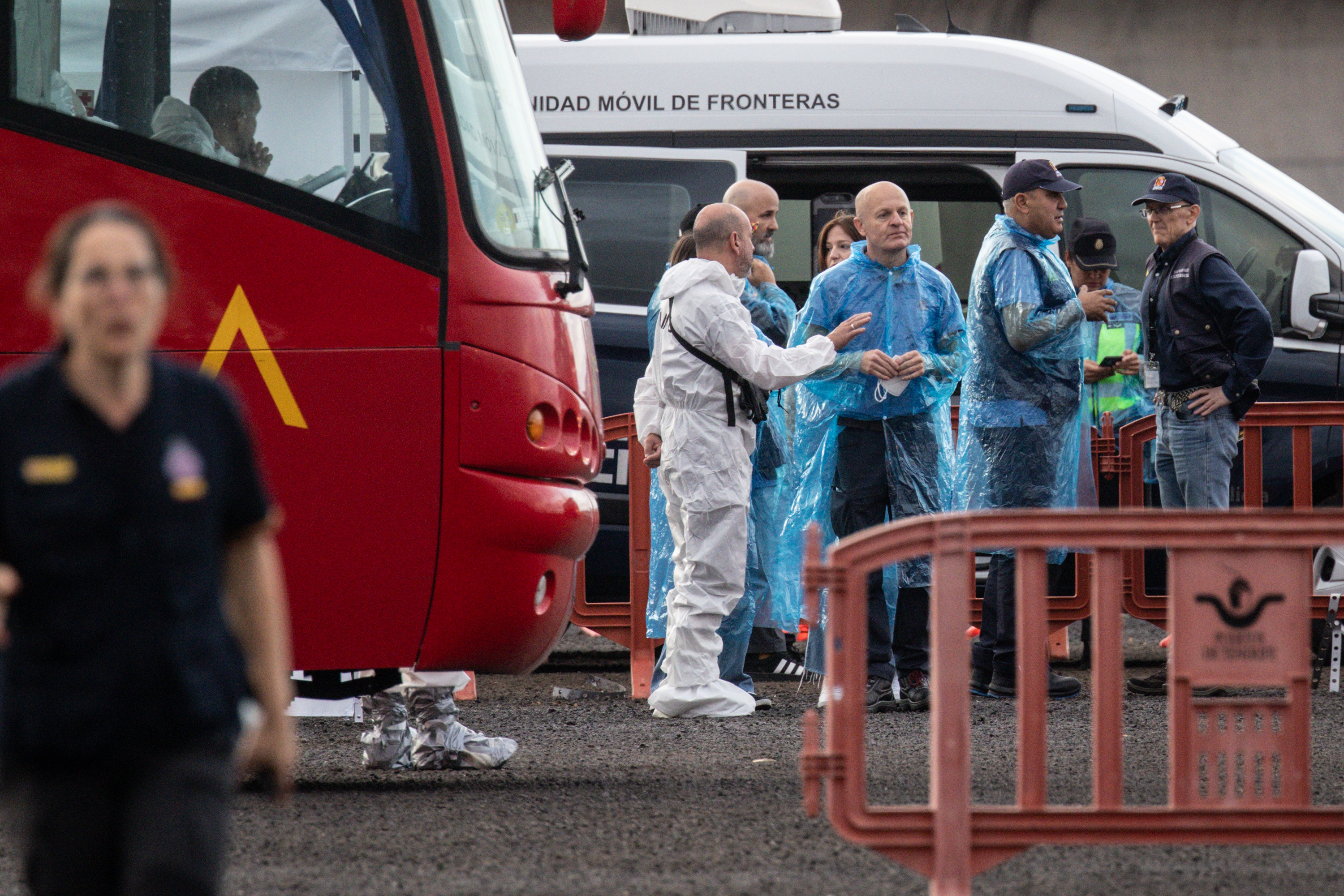 Des équipes médicales et des responsables se préparent à l'arrivée des passagers après l'accostage du MV Hondius au port de Granadilla, le 10 mai 2026, à Tenerife, dans l'archipel des Canaries, en Espagne. | Source : Getty Images