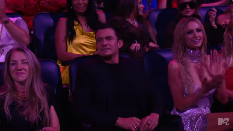 Orlando Bloom regarde Katy Perry se produire aux MTV VMAs, d'après une vidéo YouTube datée du 12 septembre 2024 | Source : Youtube/@MTV