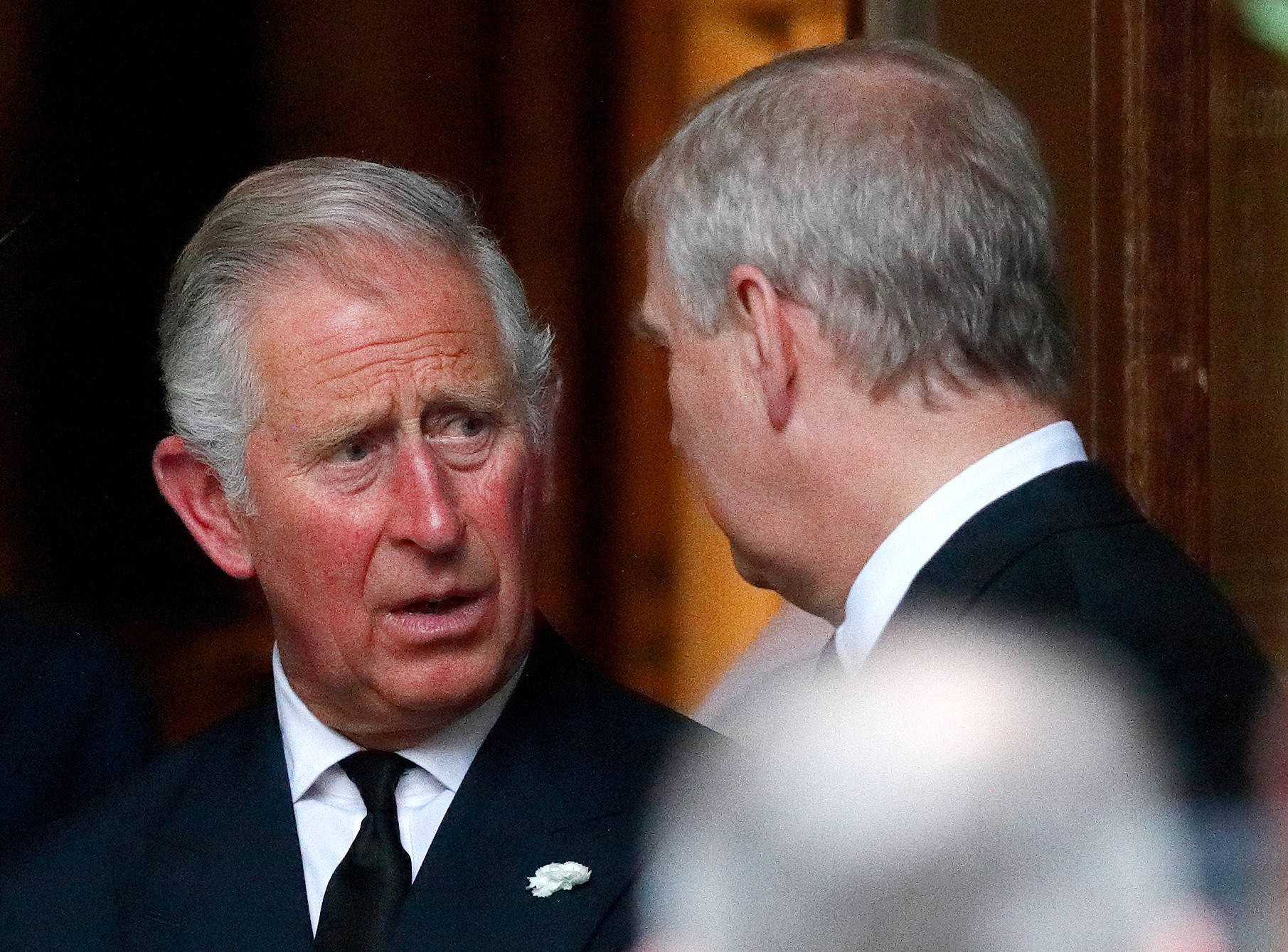 Le roi Charles III et Andrew Mountbatten-Windsor lors des funérailles de Patricia Knatchbull, comtesse Mountbatten de Birmanie, à l'église St Paul's, Knightsbridge, le 27 juin 2017, à Londres, en Angleterre. | Source : Getty Images