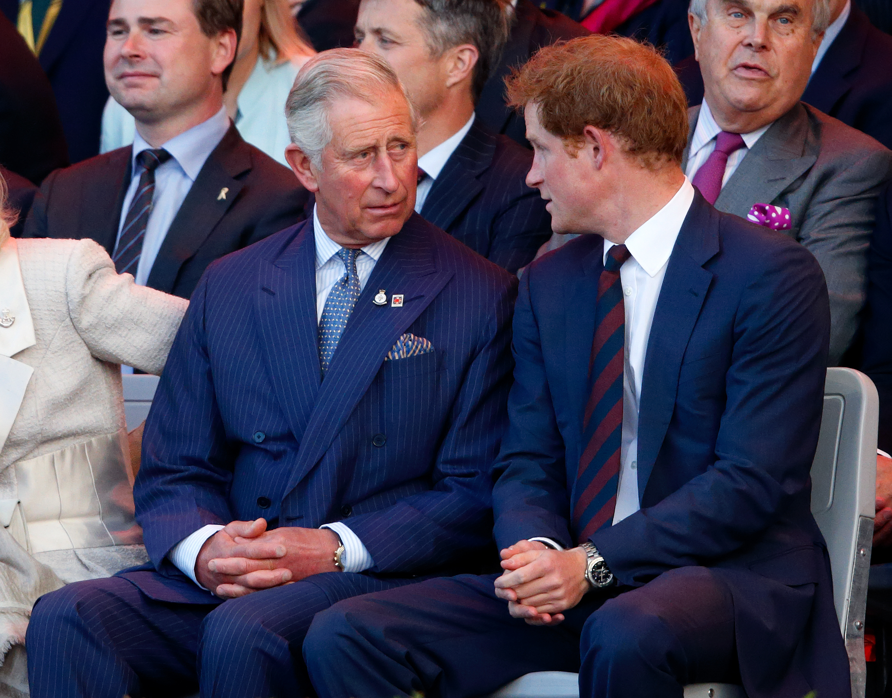 Le roi Charles III et le prince Harry en pleine conversation lors de la cérémonie d'ouverture des Invictus Games à Londres, en Angleterre, le 10 septembre 2014 | Source : Getty Images