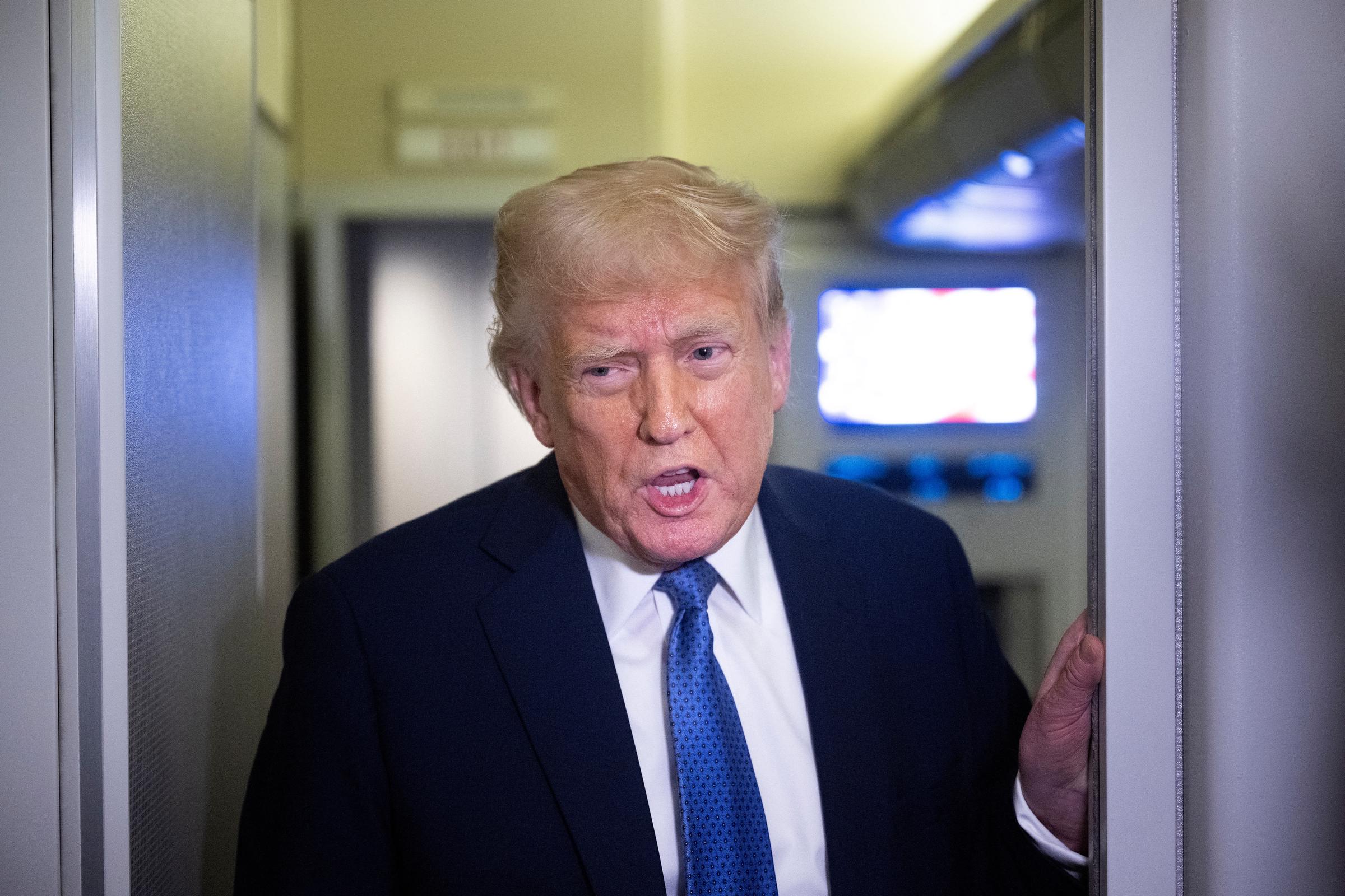 Le président Donald Trump s'adresse aux journalistes à bord d'Air Force One alors qu'il se rend à Washington depuis la Floride, le 16 mars 2025 | Source : Getty Images