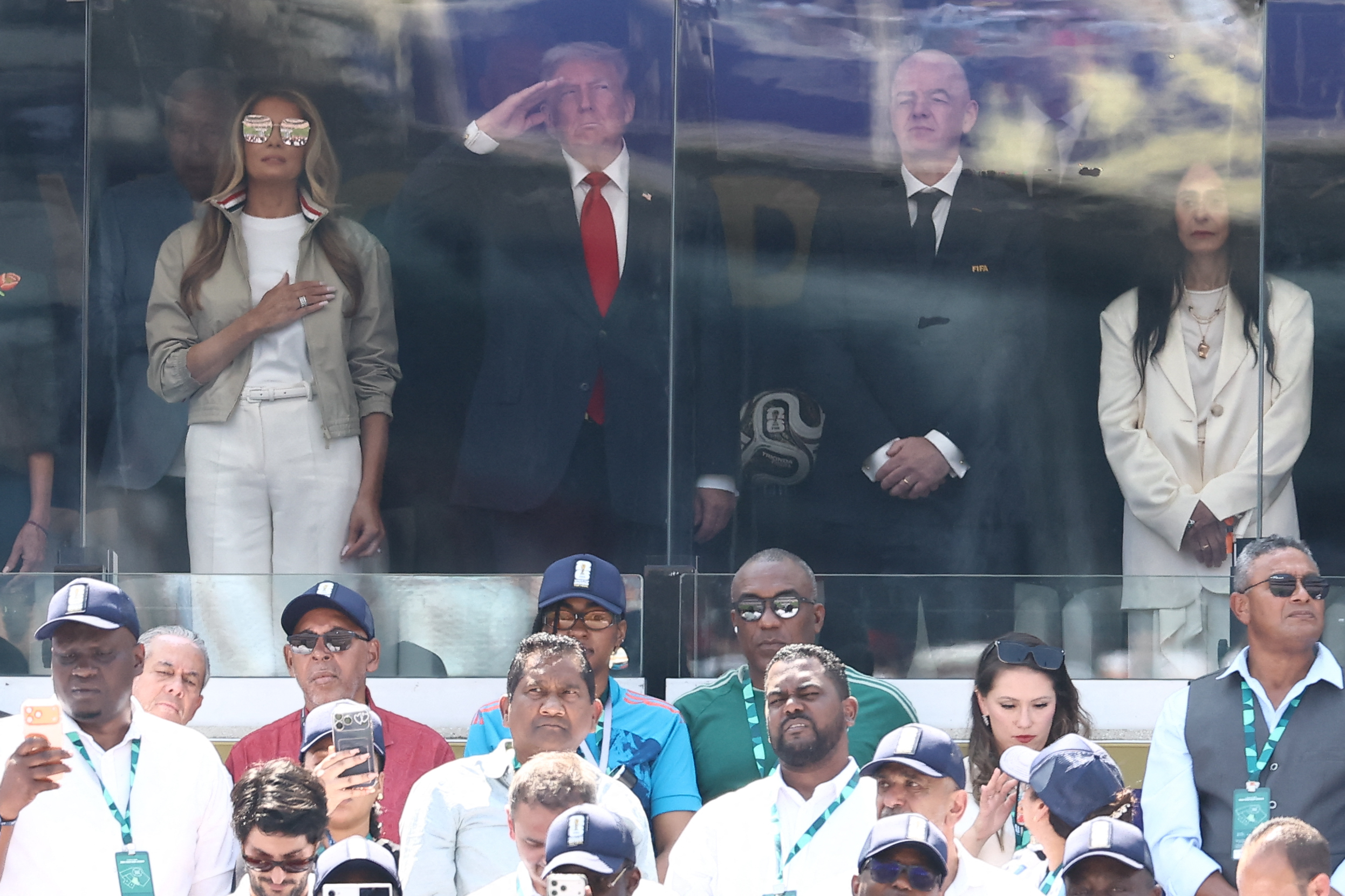 Des dirigeants internationaux, des membres de familles royales et des hauts responsables du football ont assisté à la finale aux côtés des plus grandes stars du monde du spectacle. Cette présence politique très médiatisée allait plus tard donner lieu à l'un des moments viraux les plus commentés et les plus gênants de la cérémonie. | Source : Getty Images