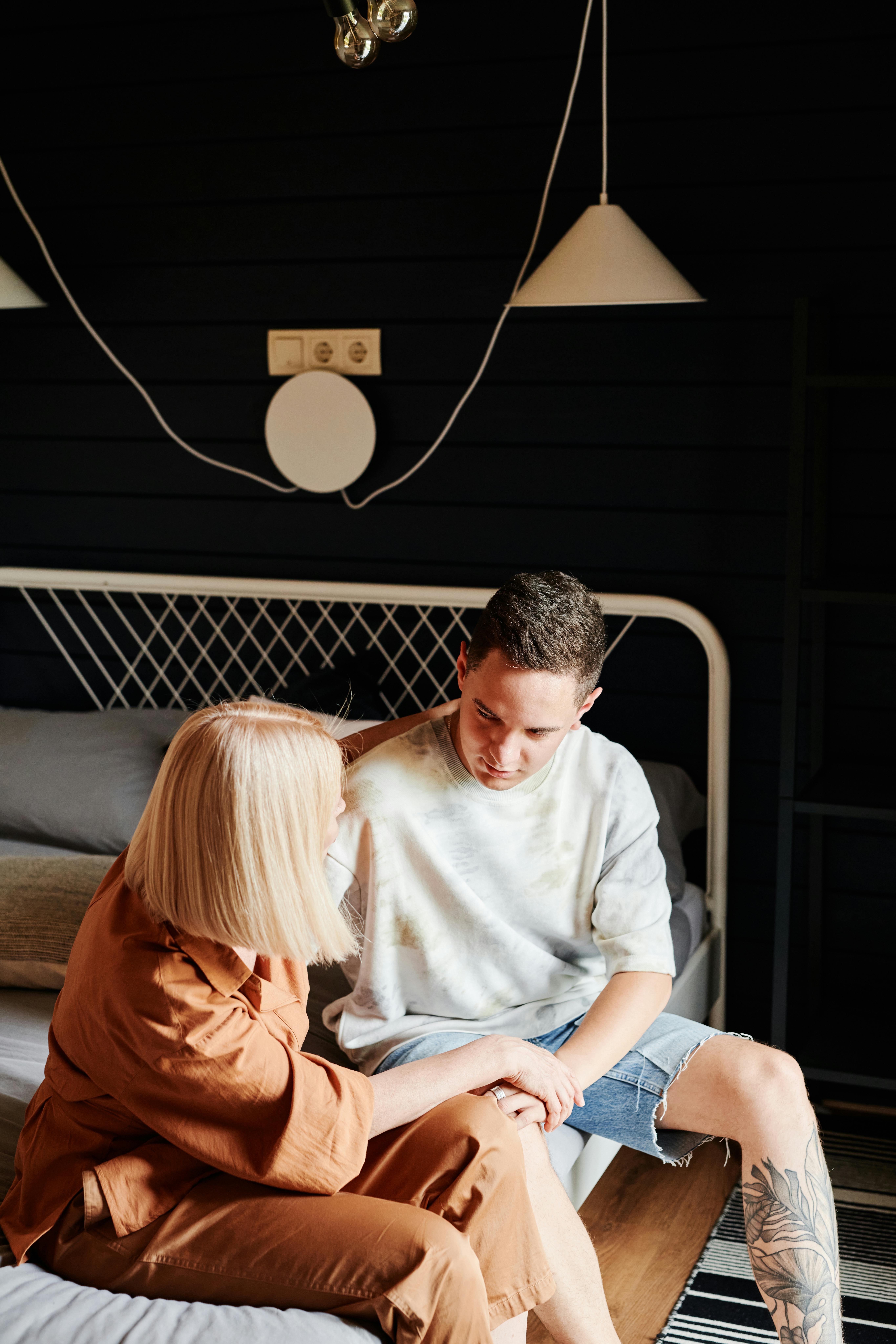 Une mère et son fils en train de parler | Source : Pexels