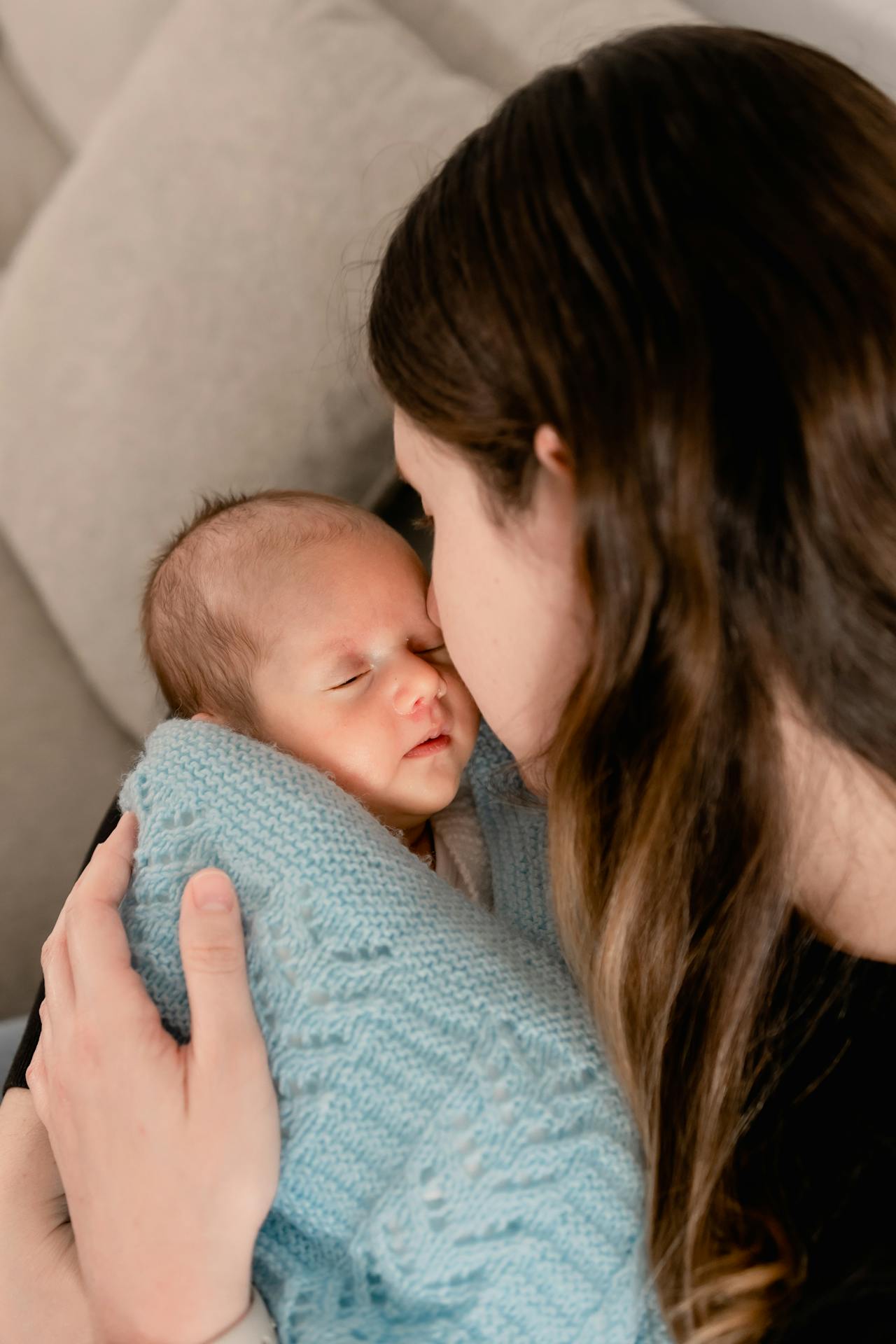 Une femme tenant son nouveau-né | Source : Pexels
