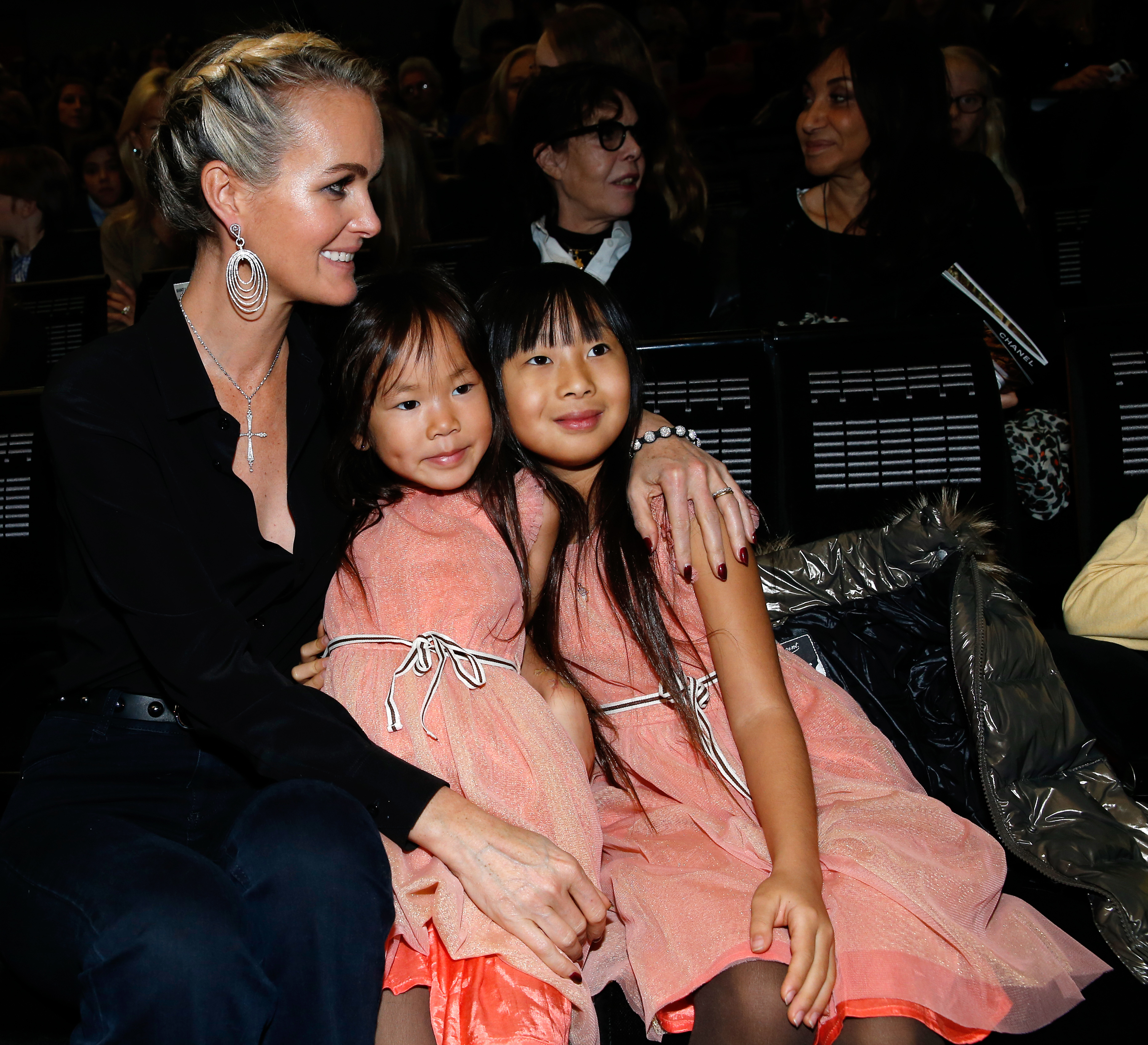 PARIS, FRANCE - 15 DÉCEMBRE : (G-D) Laeticia Hallyday et ses filles adoptives Joy et Jade assistent à l'événement caritatif "Rêves d'Enfants" de l'Arop à l'Opéra Bastille le 15 décembre 2013 à Paris, France. (Photo par Bertrand Rindoff Petroff/Getty Images)