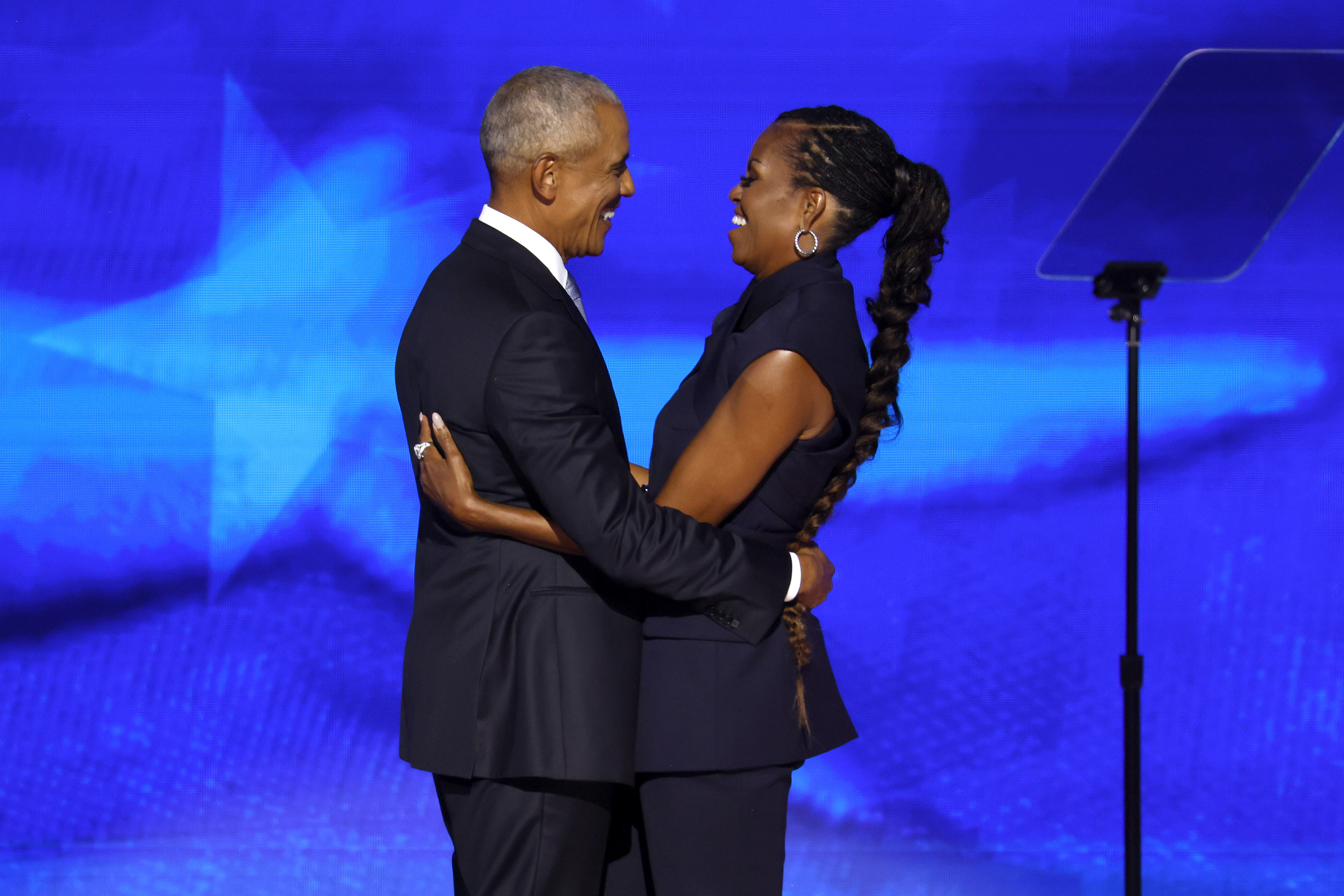 Barack et Michelle Obama sur scène lors de la deuxième journée de la convention nationale démocrate au United Center, le 20 août 2024, à Chicago, dans l'Illinois. | Source : Getty Images