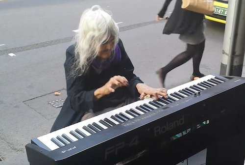 Natalie jouant dans la rue. l Source: YouTube/ Matthew Trayling